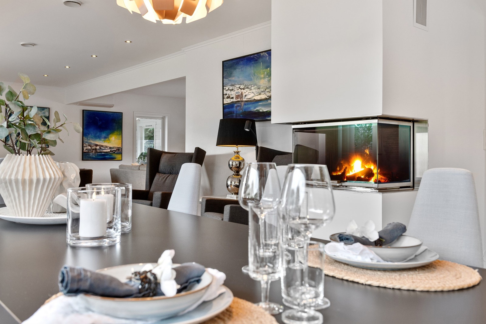 Hyggelig stemning rundt spisebordet Galleribilde