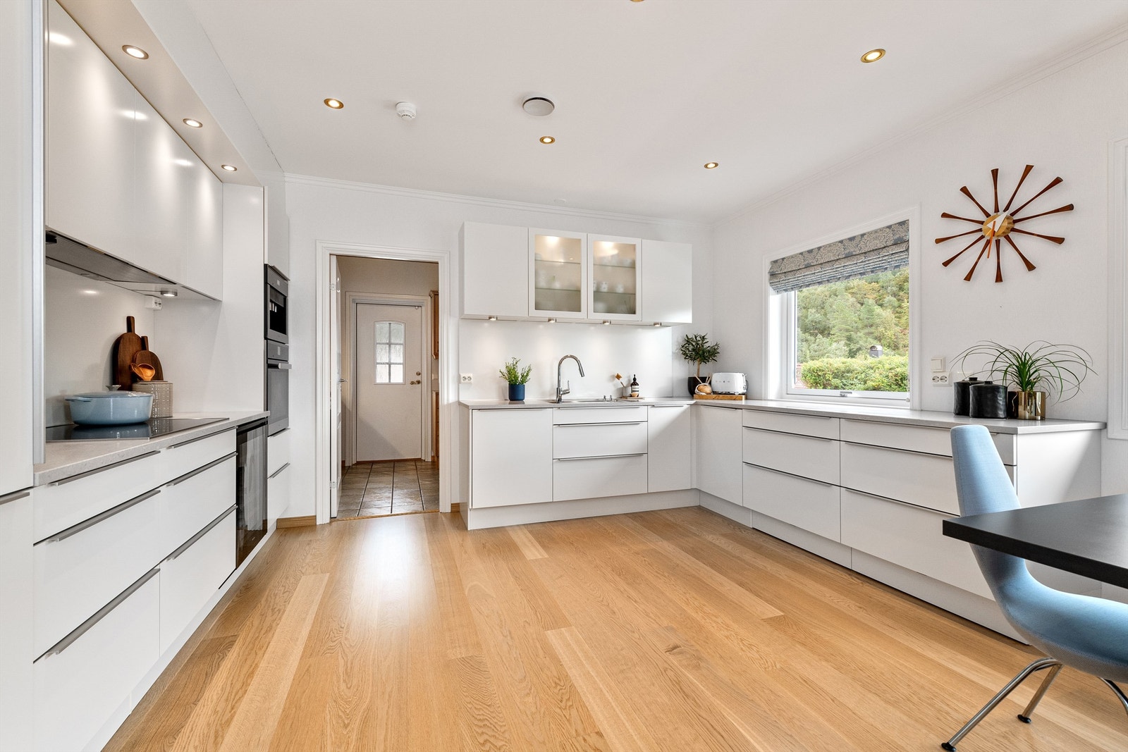 Kjøkkeninnredning fra 2016 (HTH) med integrerte hvitevarer Galleribilde