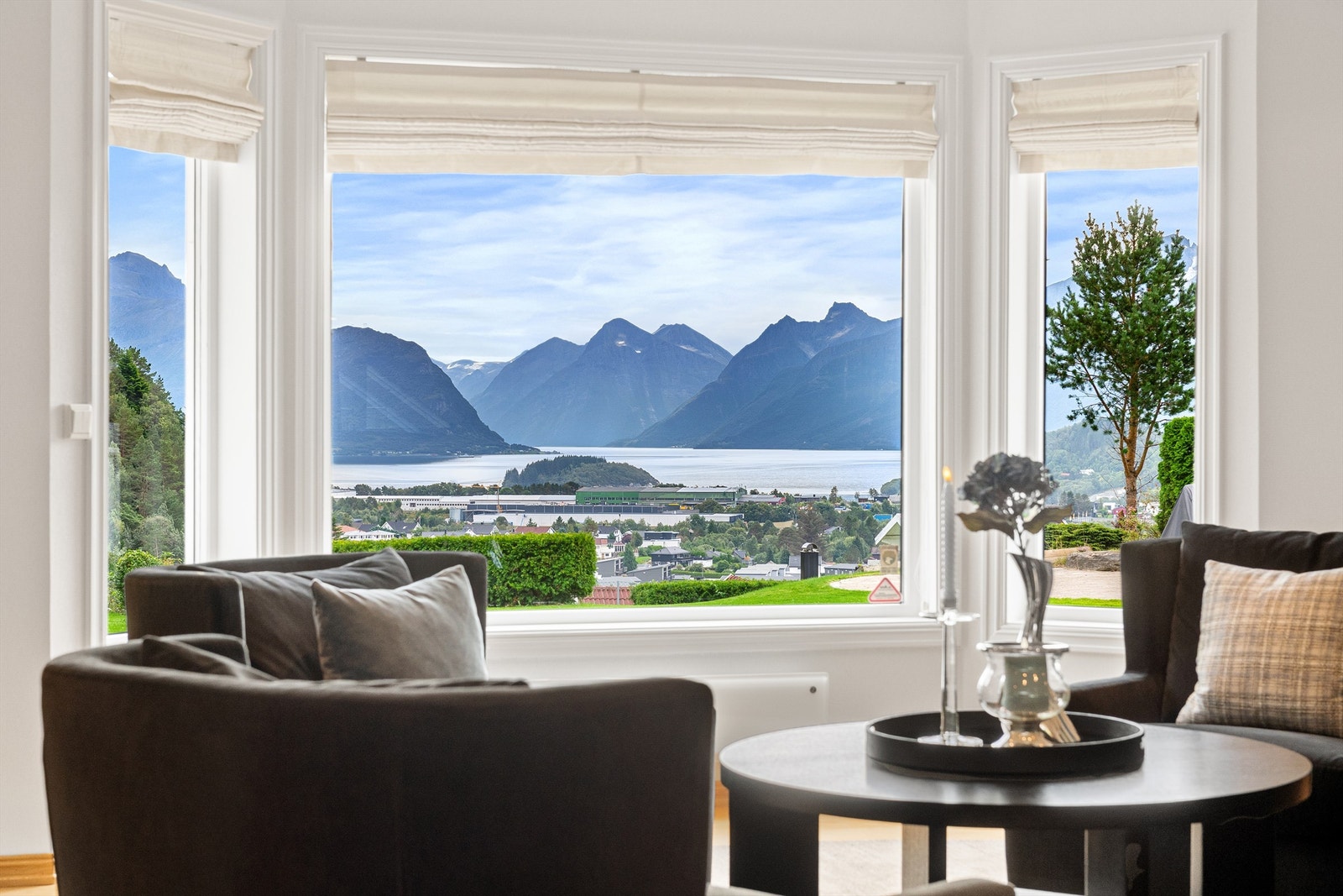 Fra stuen er det flott utsikt mot fjord og fjell Galleribilde