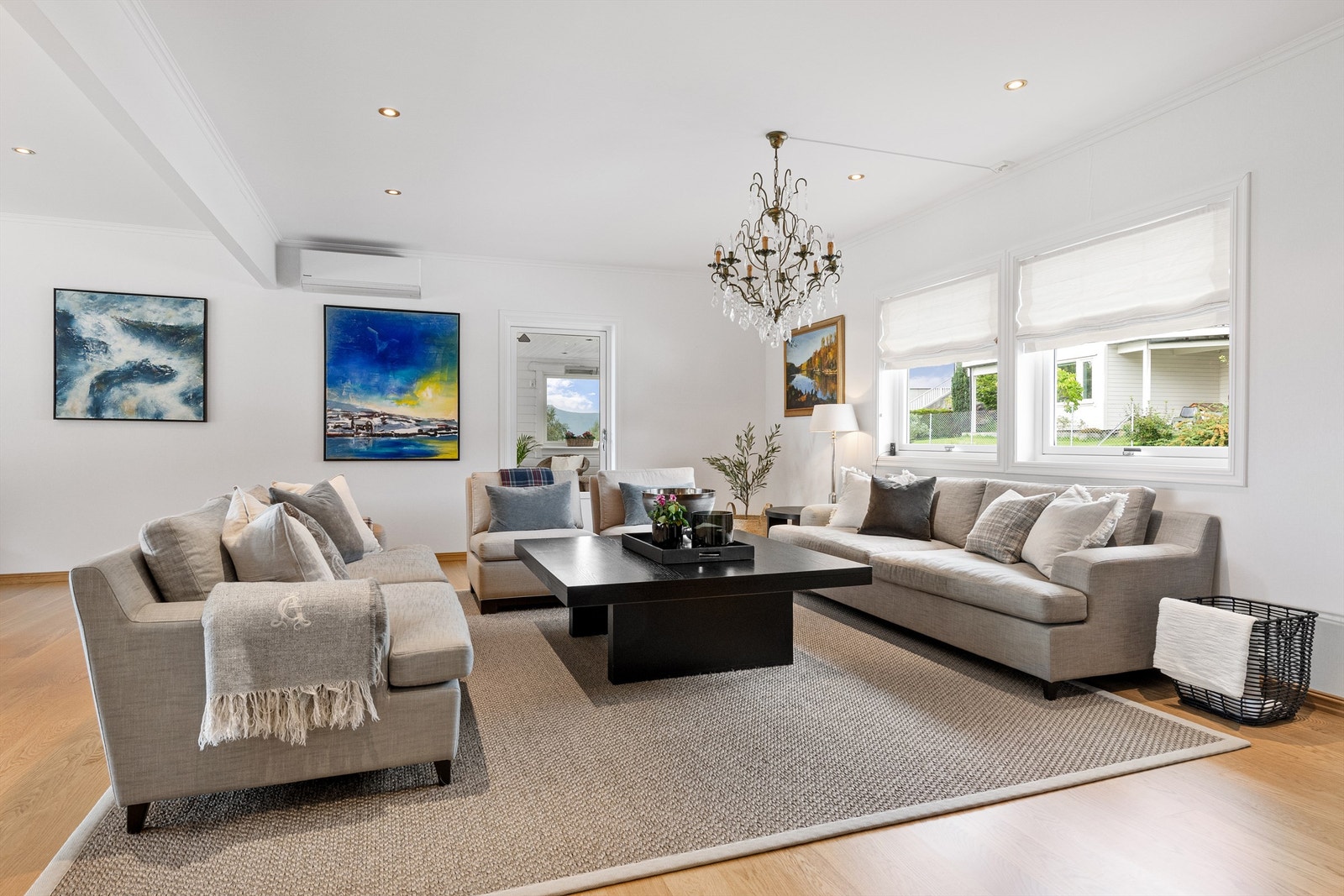 Lys og flott stue med en-stavs eikegulv Galleribilde