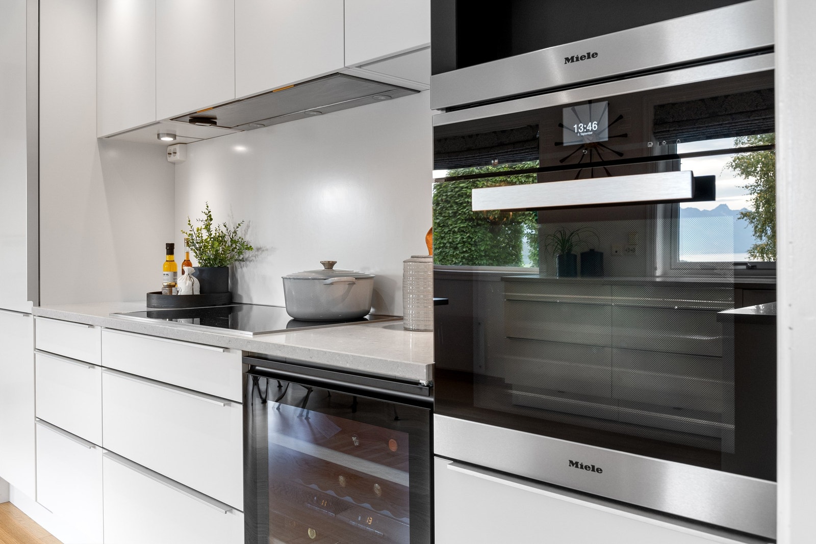 Integrert hvitevarer fra Miele med stekeovn, oppvaskmaskin, kjøleskap, vinskap og kaffemaskin. Galleribilde
