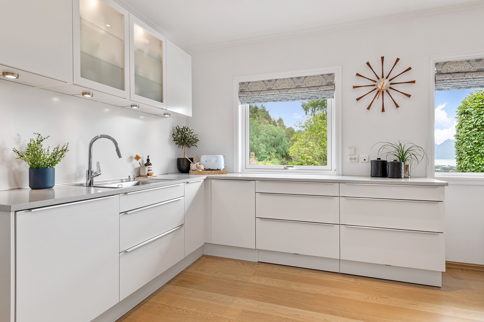 Store benkeplater på kjøkkenet av komposittstein med gode arbeidsforhold Galleribilde