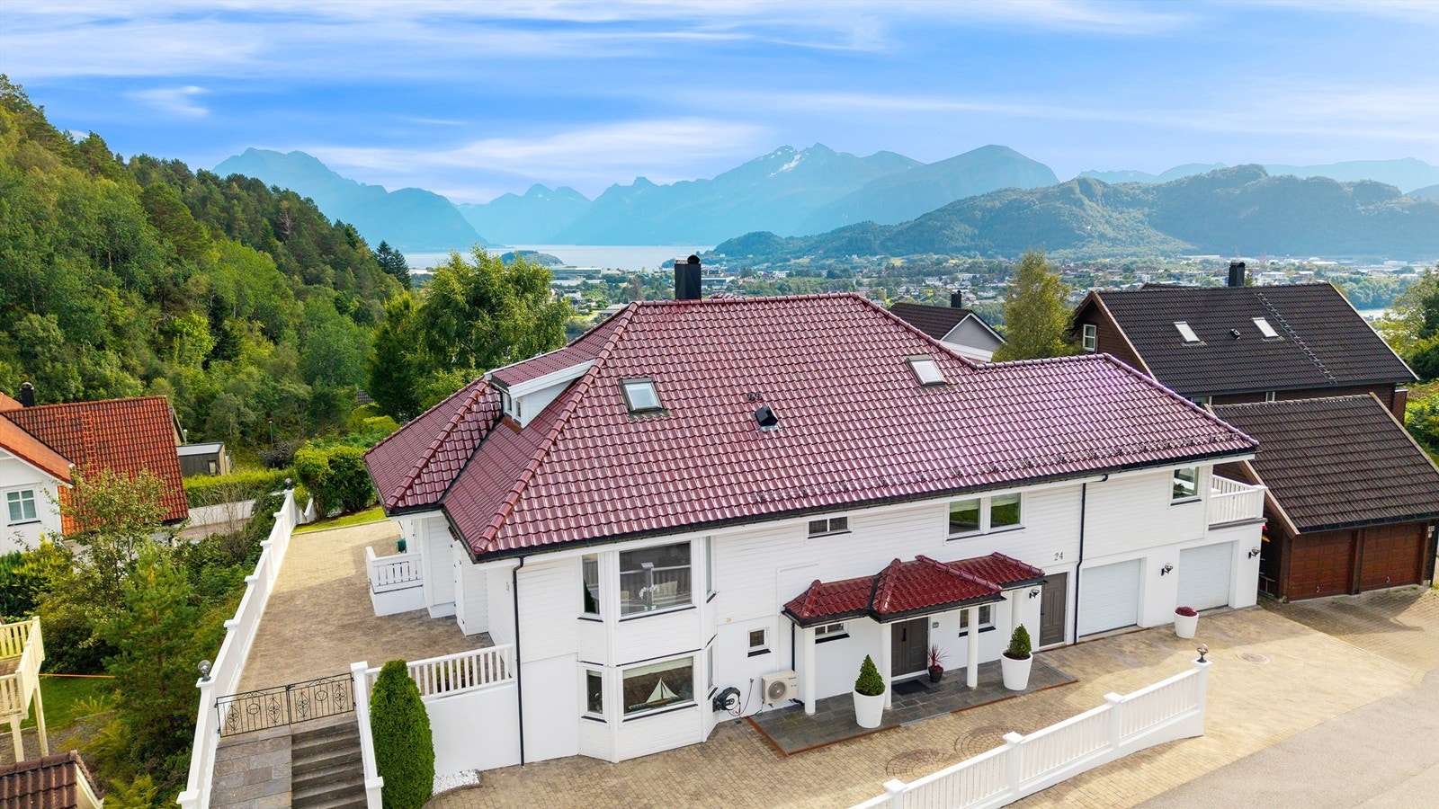 Dronebilde av eiendommen tatt fra nord mot syd Galleribilde