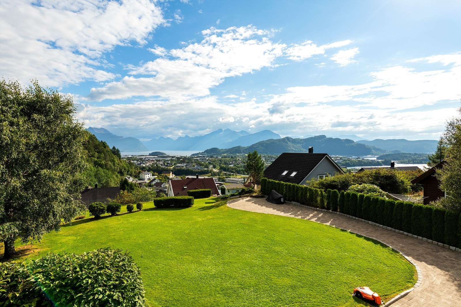 Flott utsikt fra balkongen i 2. etasje over hagen og mot Sunnmørsalpane i syd Galleribilde