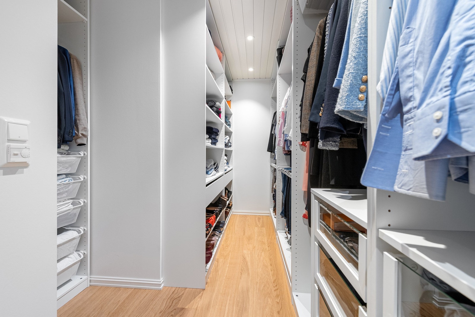 Stor og romslig innredning med god oppbevaringsplass. Galleribilde