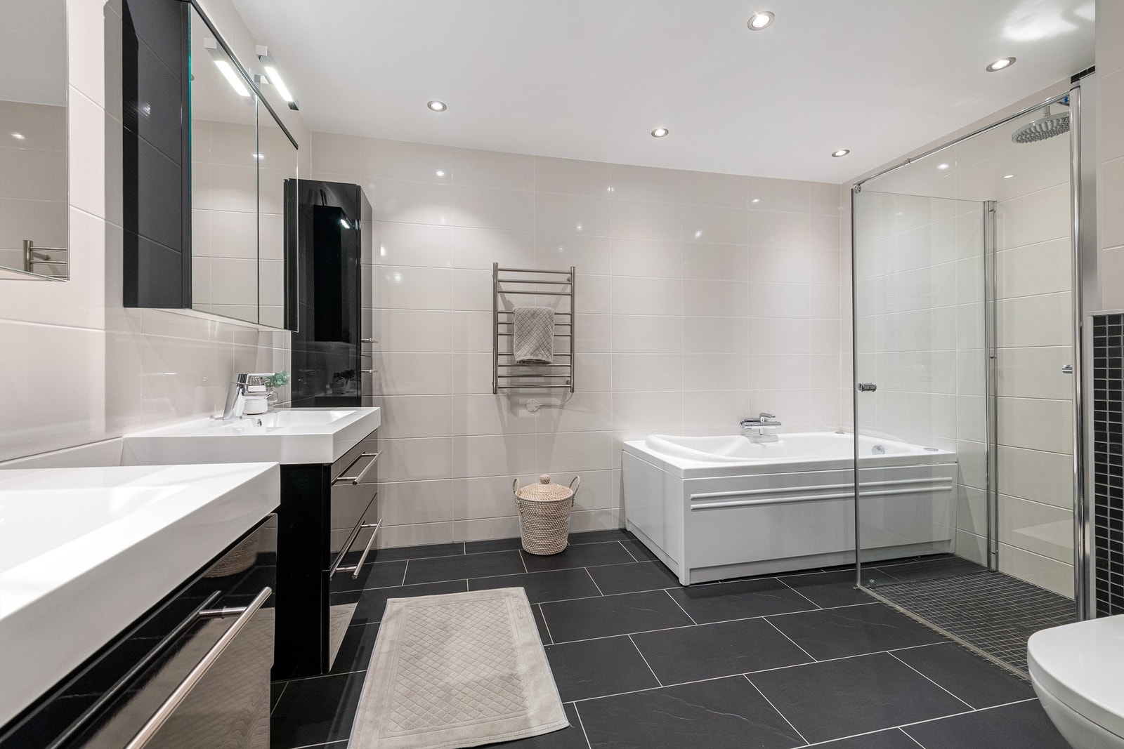 Dusjnisje med glassdør. Vegghengt blandebatteri og dusjgarnityr med hånddusj og regndusj. Boblebadekar. Vegghengt wc Galleribilde