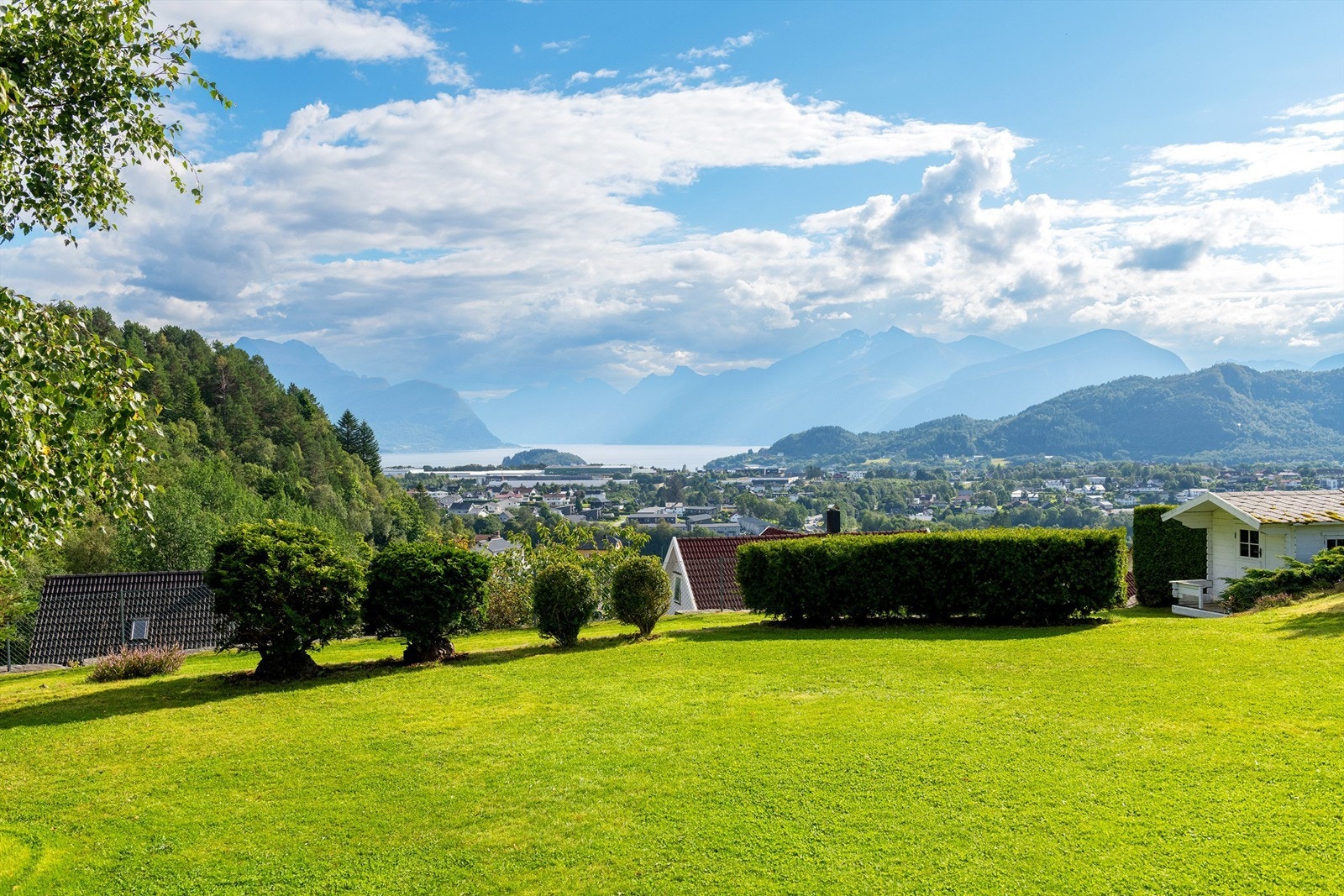 Meget flott opparbeidet hage med parkmessig preg Galleribilde
