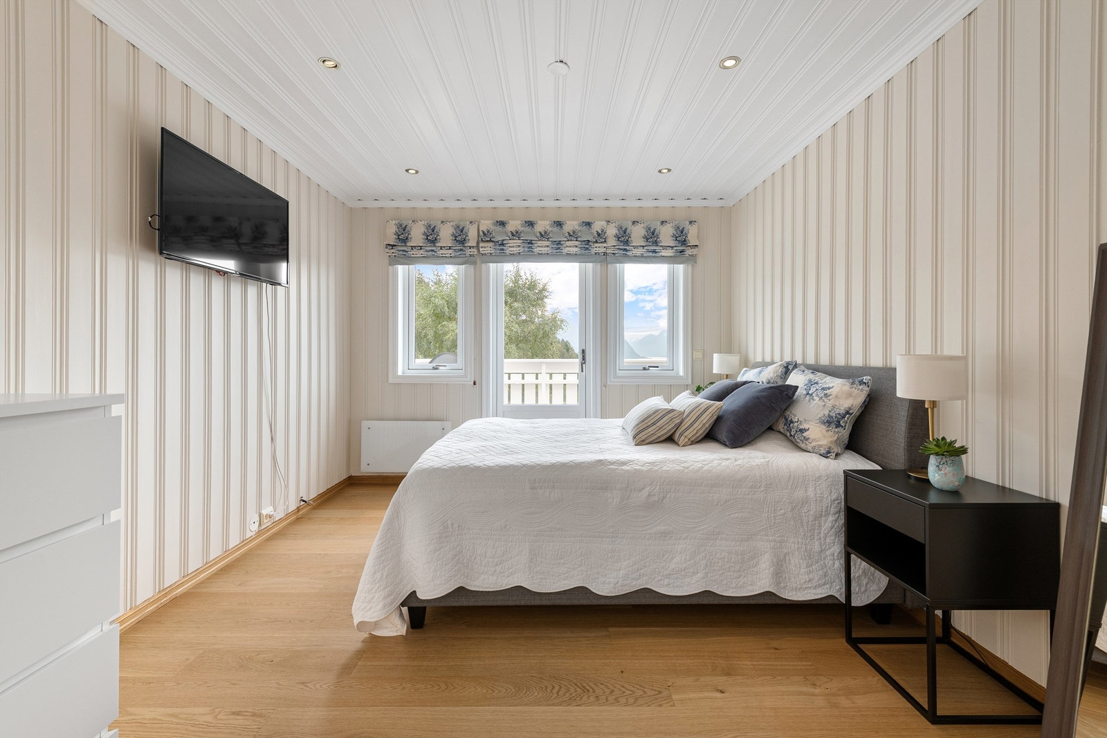 Stue på loft er i dag brukt som soverom og har utgang til balkong med nydelig utsikt Galleribilde