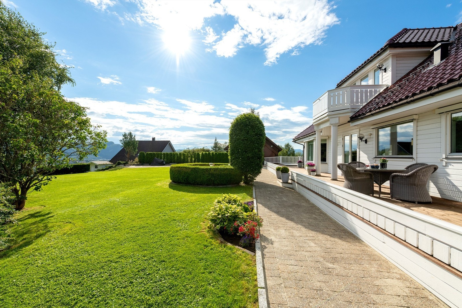 Pent opparbeidet uteområder med steinlagte gangarealer Galleribilde