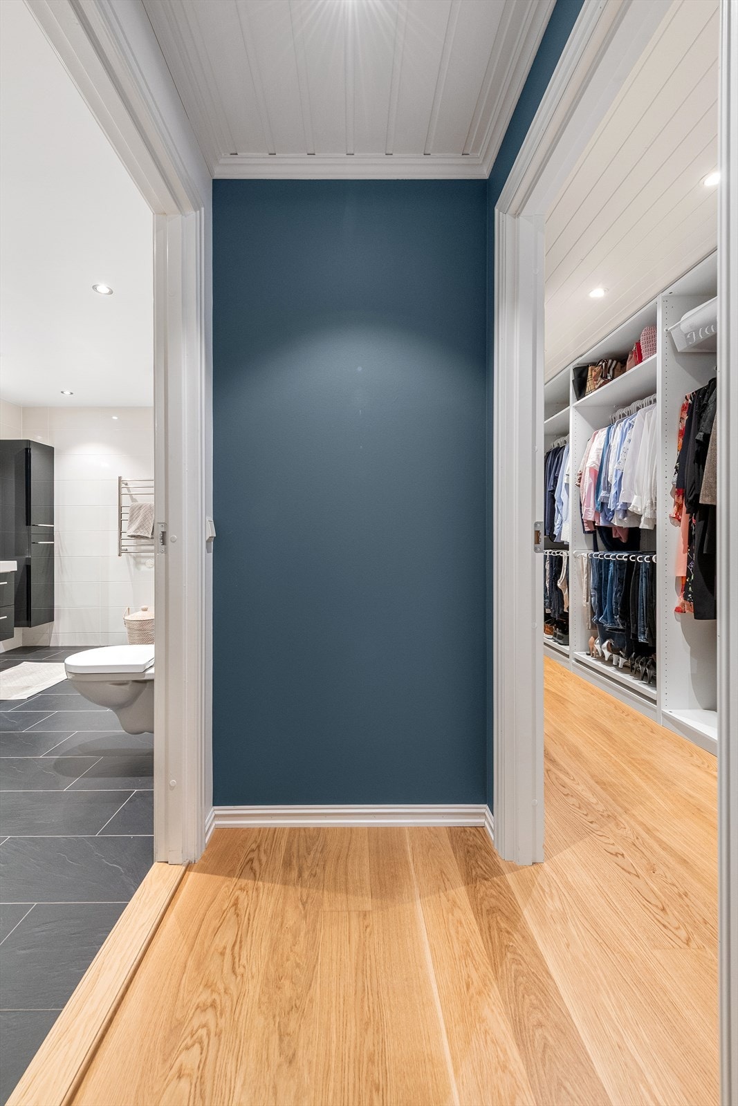 Det er tilkomst fra soverom til både bad og garderoberom Galleribilde