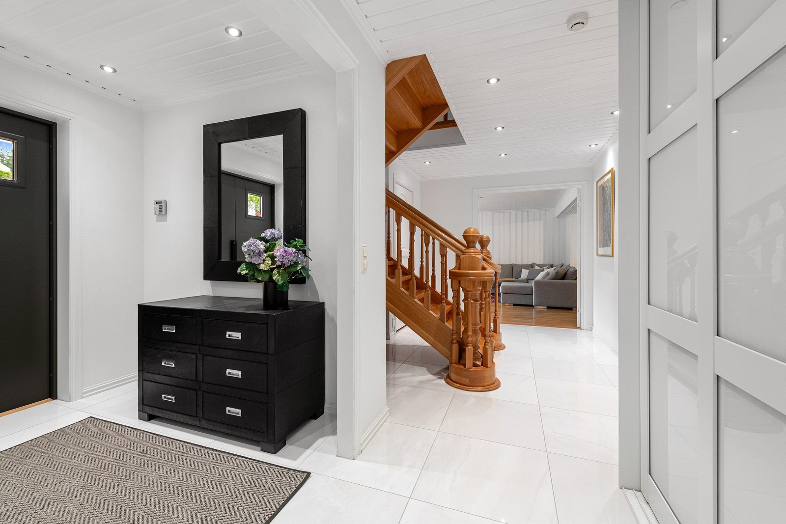 I 2018 ble veggen mellom vindfanget og hallen i underetasjen fjernet. Det ble lagt gulvvarme og nye fliser på gulvet i ny utvidet hall. Galleribilde