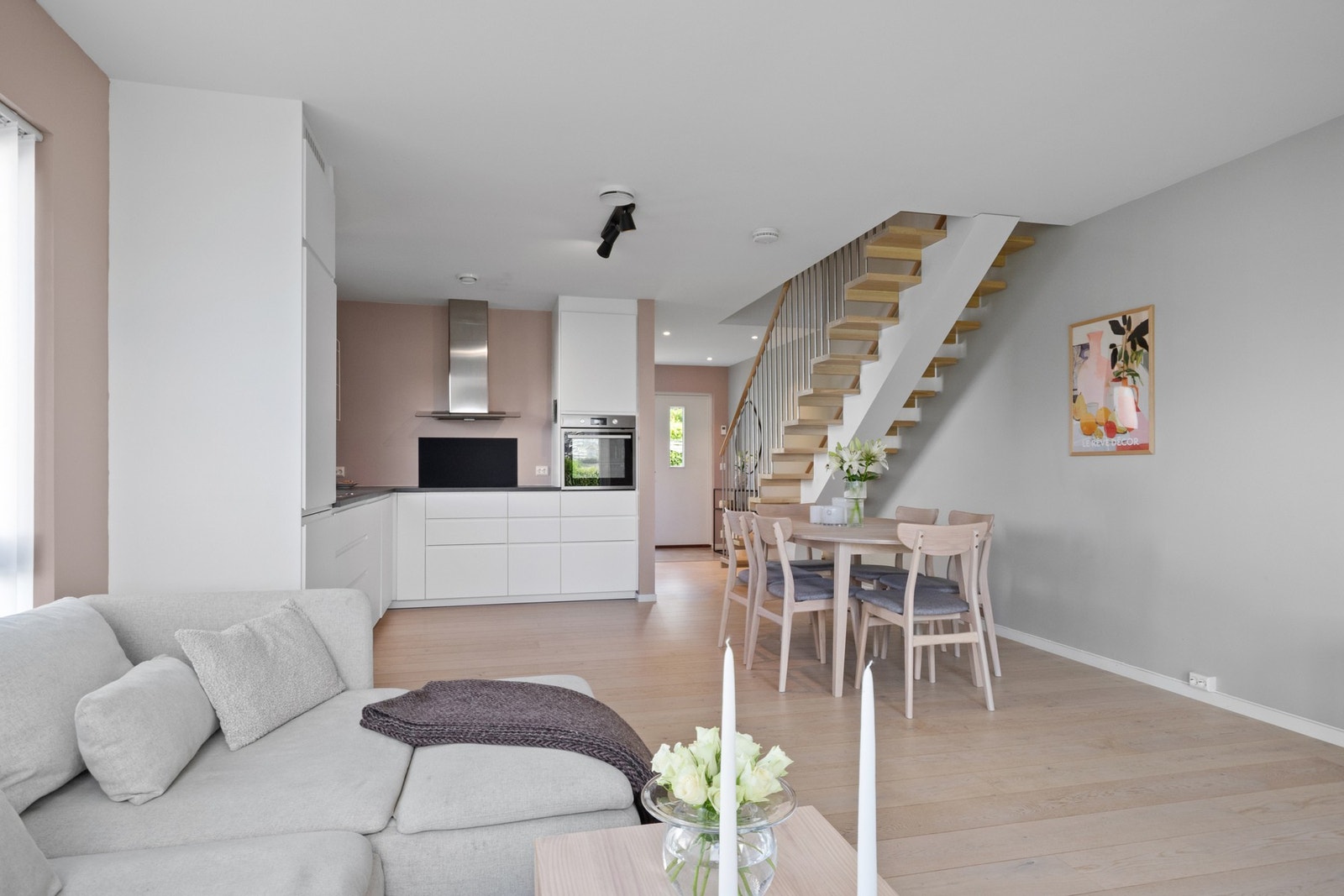 For et luftigere uttrykk er flere overskap droppet til fordel for åpne flater og hyller, men det er likevel godt med oppbevaring på kjøkkenet. Galleribilde