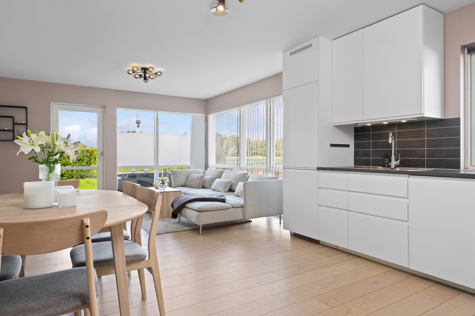 Sammen med kjøkkenet utgjør stuen et nydelig allrom med mye lys fra store vindusflater. Galleribilde