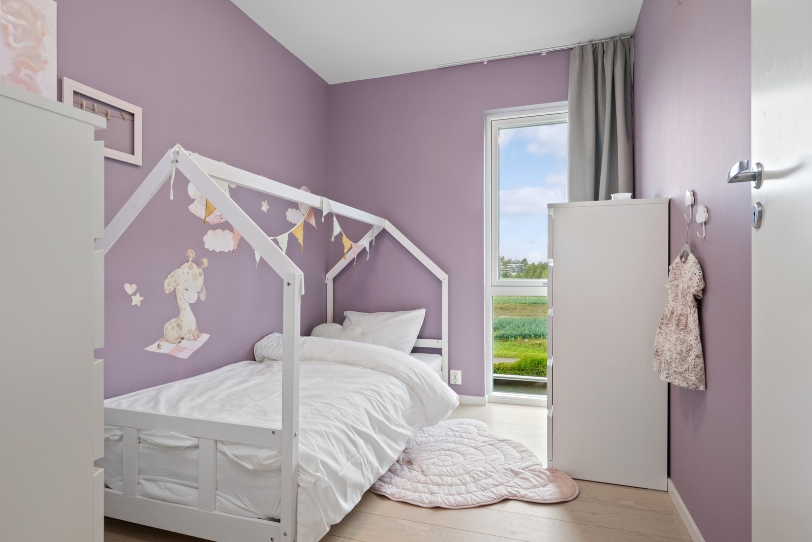 I 2023 ble alle rommene malt i tidsriktige farger. Galleribilde