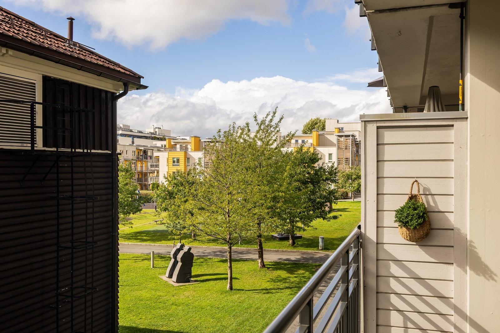 Fra balkongen har du utsyn mot Lørenparken. Bygget foran er fredet, og du kan være sikker på at det ikke vil bli bygget mer foran leiligheten. Galleribilde
