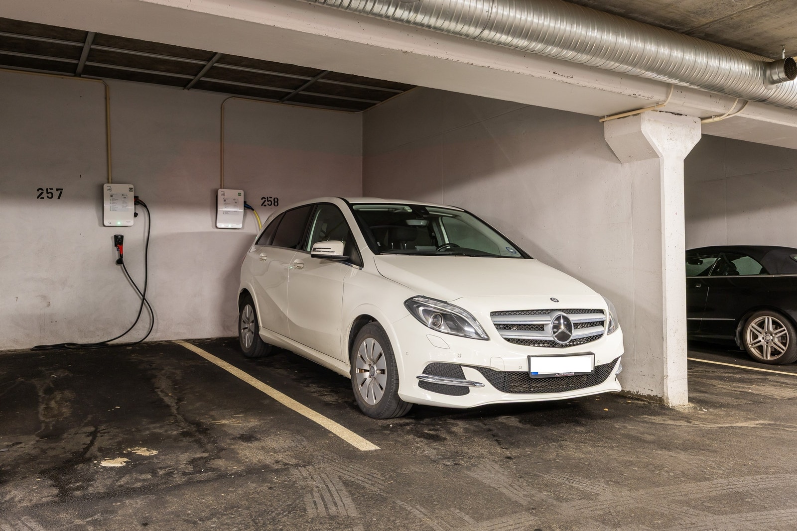 Leiligheten har tinglyst bruksrett på parkeringsplass nr. 258 med EL-lader i lukket garasjeanlegg. Heis direkte opp til leiligheten. Galleribilde
