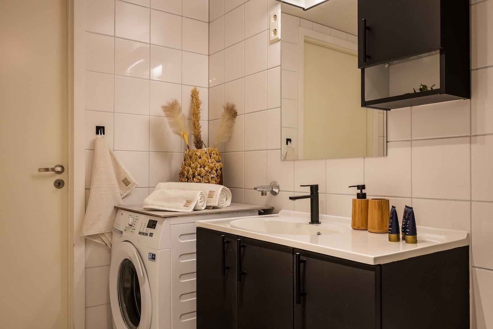 Vannbåren gulvvarme. Ventilasjonsavtrekk koblet på byggets ventilasjonsanlegg. Galleribilde