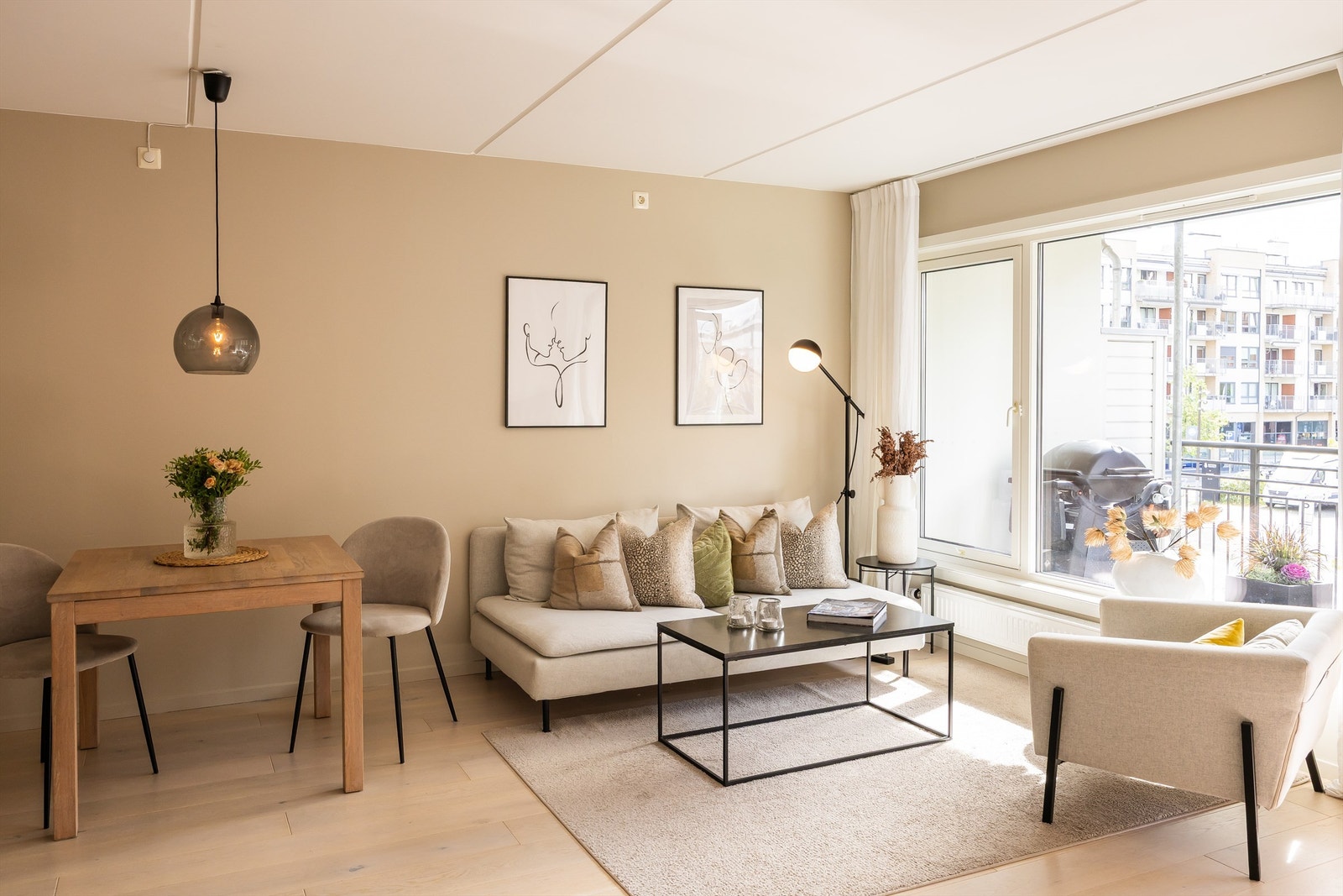 Lys og romslig stue med naturlig plass til spisegruppe, sofagruppe og tv-møblement. Galleribilde