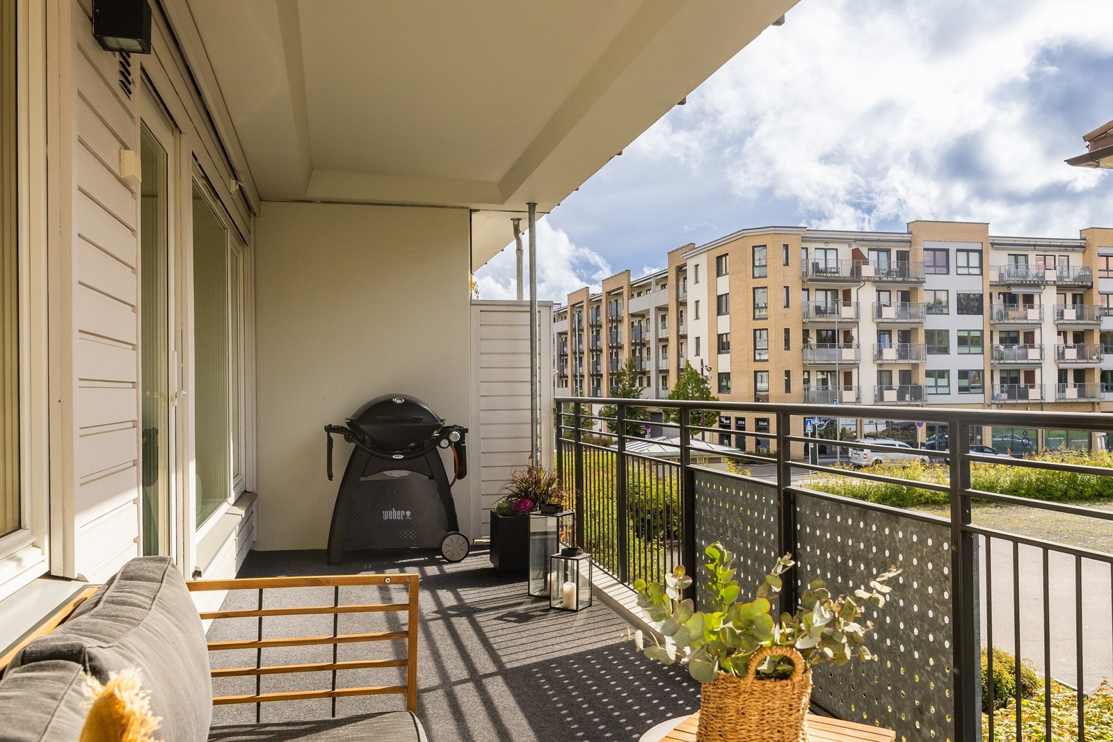 Fra stuen er det utgang til en sørvestvendt balkong på hele 15 kvm med fantastiske solforhold. Galleribilde