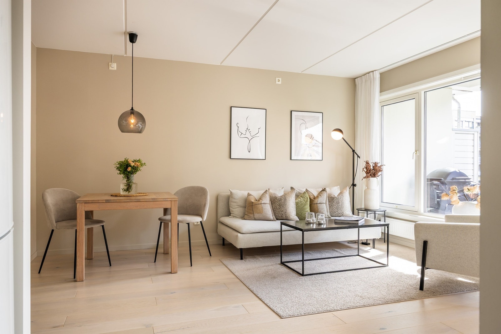 I leiligheten er "alt" inkludert i felleskostnadene. Det vil si at du betaler din egen strøm, oppvarming og varmtvann m.m. til sameiet gjennom felleskostnadene hver mnd. (A-konto) Galleribilde