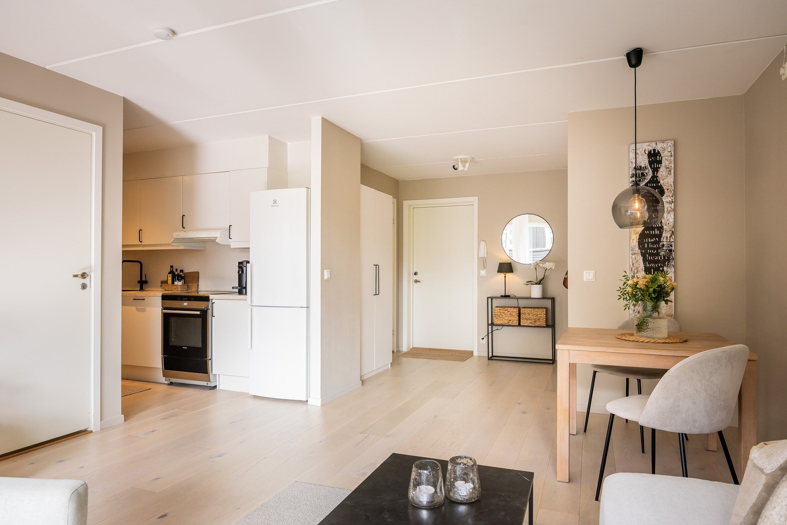 Leiligheten er belagt med 1-stavs eikeparkett fra 2018. Galleribilde