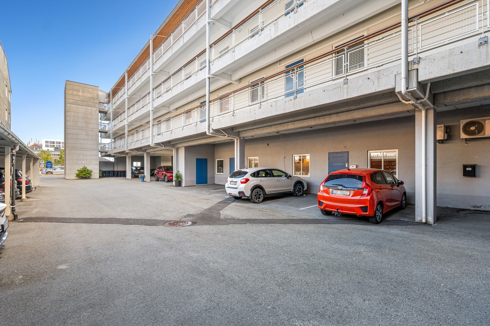 Parkering i felles car-port anlegg Galleribilde
