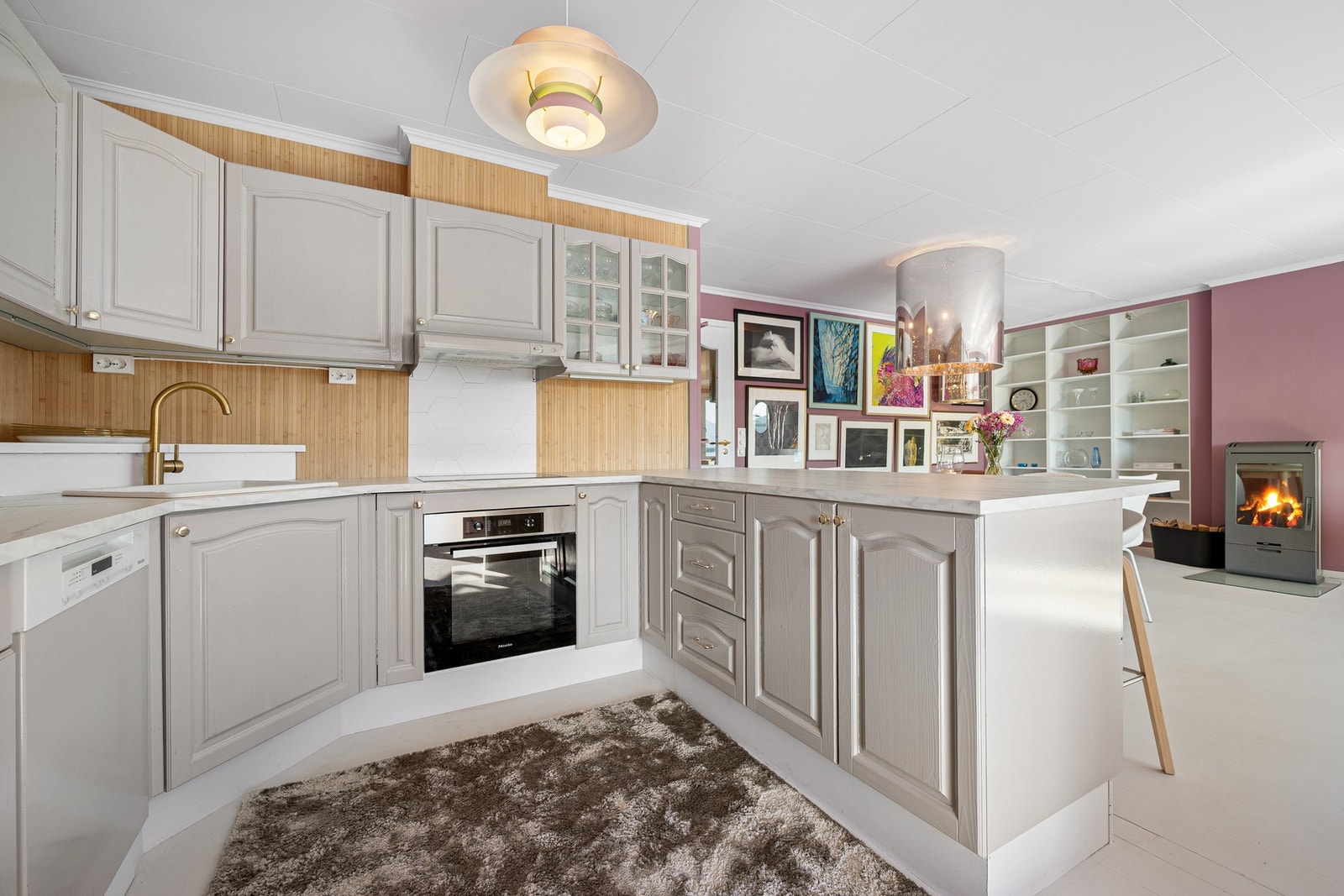 Sosialt kjøkken med åpen løsning mot stuen Galleribilde