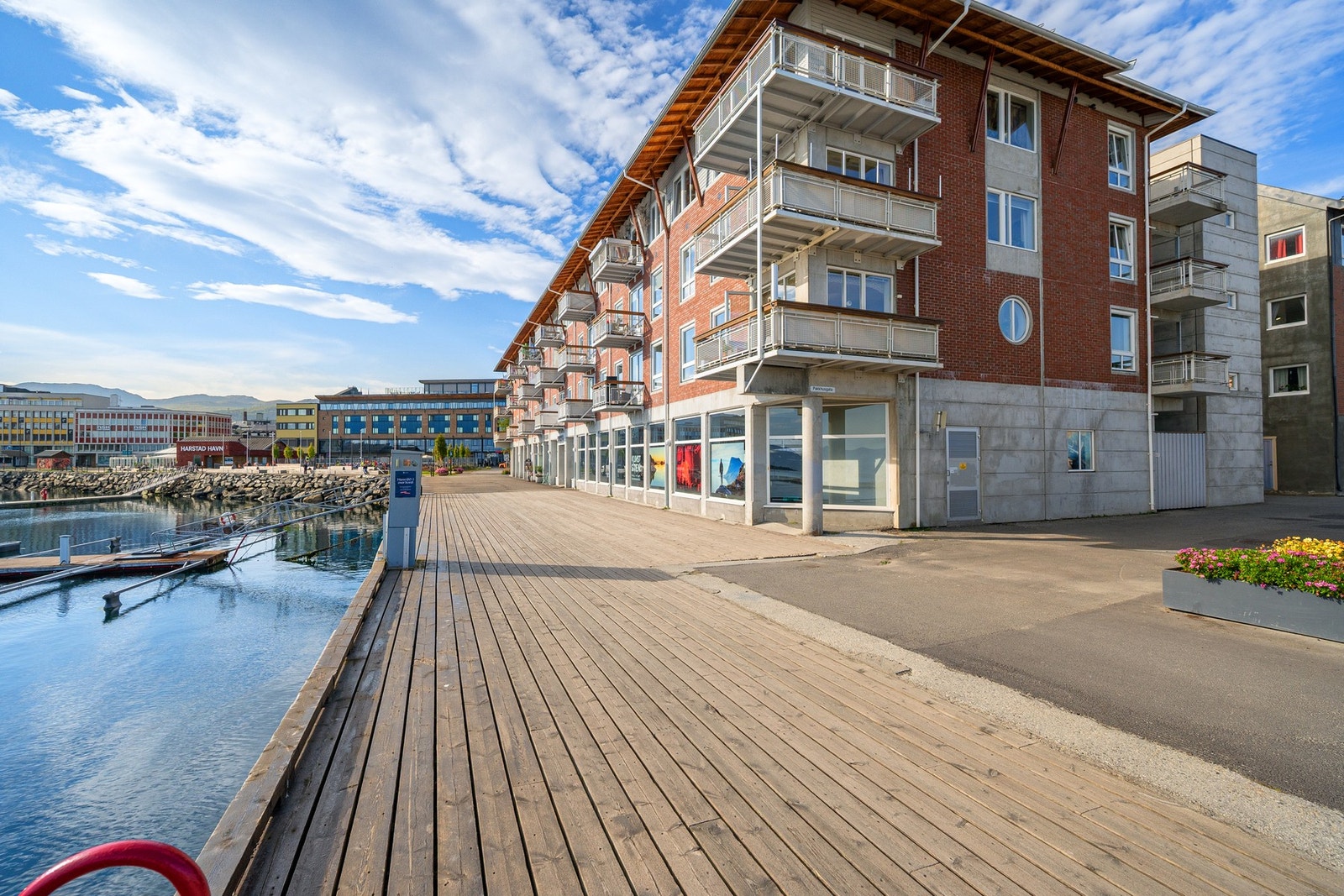 Kort vei til sentrum, restauranter og kaféliv, men samtidig fredelig beliggenhet Galleribilde