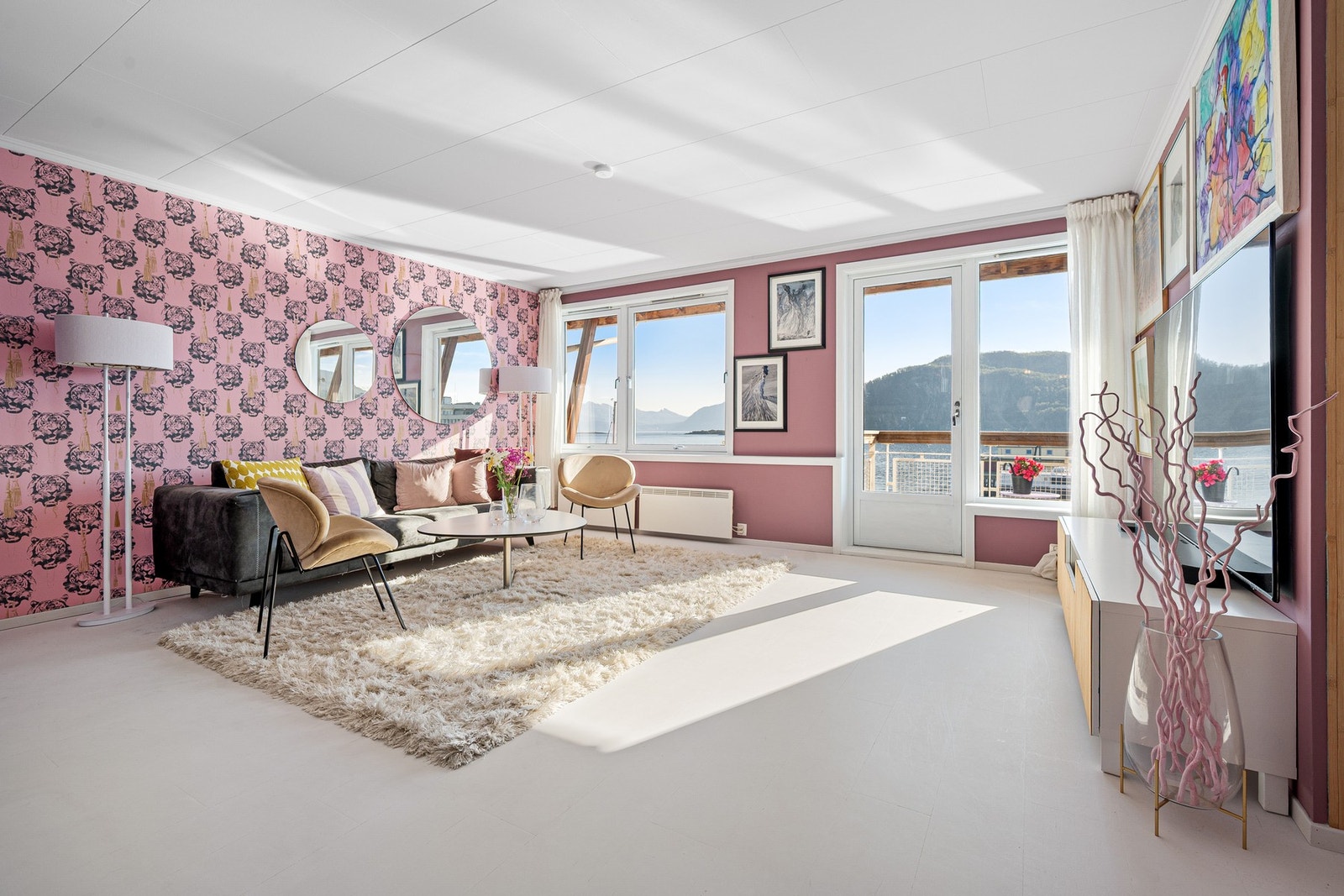 Leiligheten ligger i 4. etasje med adkomst via trapp eller heis Galleribilde