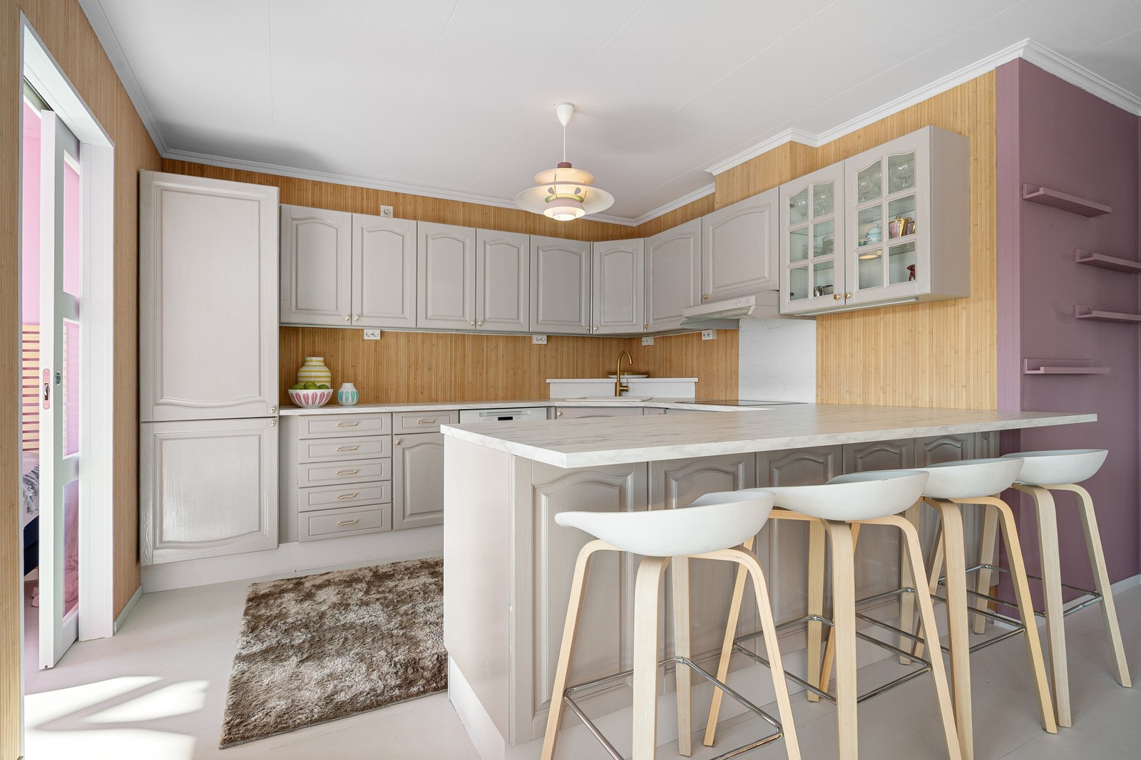 Stilrent kjøkken med integrerte hvitevarer Galleribilde