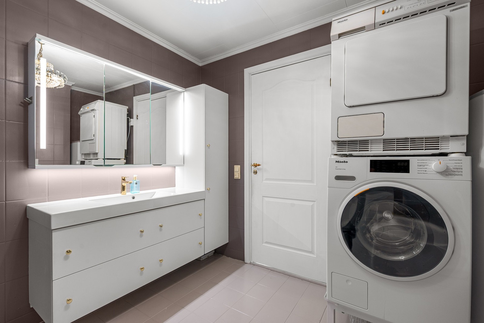 Bad med oppgradert innredning og opplegg for vaskemaskin/tørketrommel Galleribilde