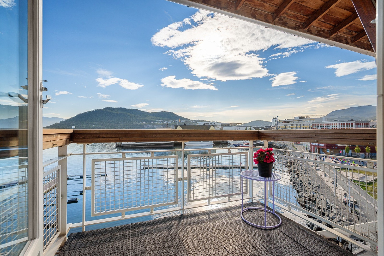 Østvendt veranda med gode solforhold Galleribilde