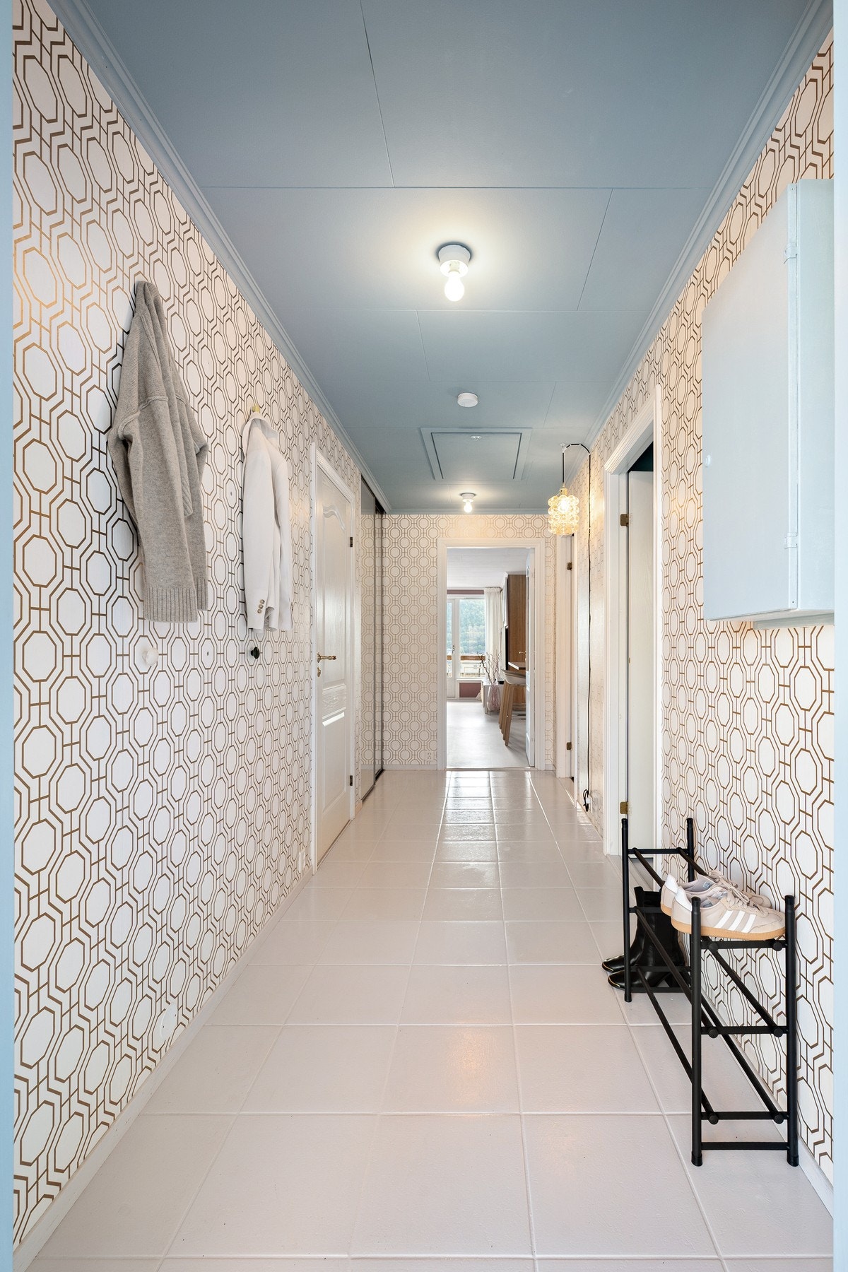 Lys og ryddig entré som ønsker deg velkommen inn Galleribilde