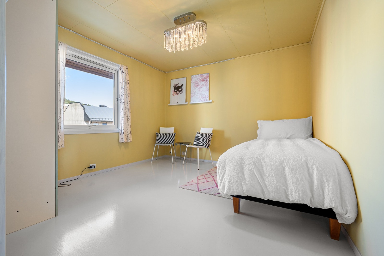 Soverom nr 1 med god plass til dobbeltseng og garderobeskap Galleribilde