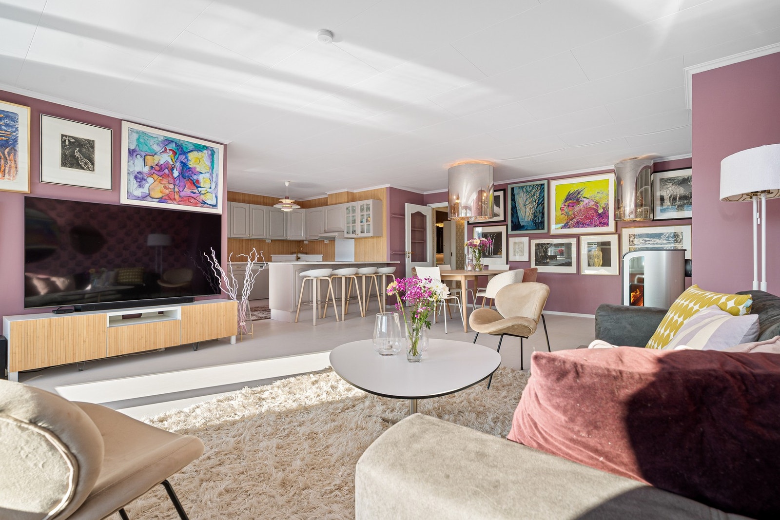 Fargerikt og moderne stil som gir leiligheten personlighet og sjarm Galleribilde