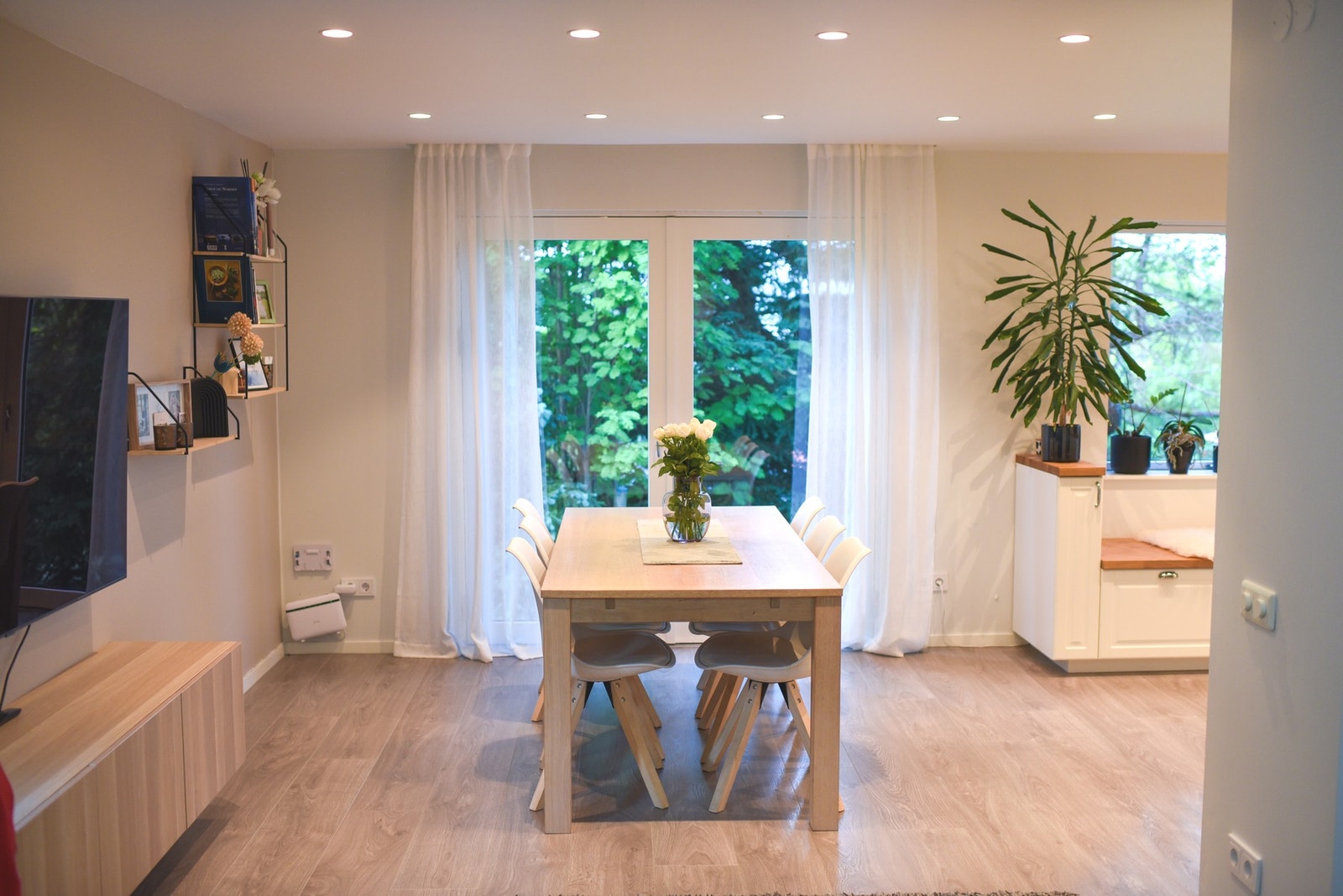 Kjøkkenet ligger delvis skjermet til fra stuen Galleribilde