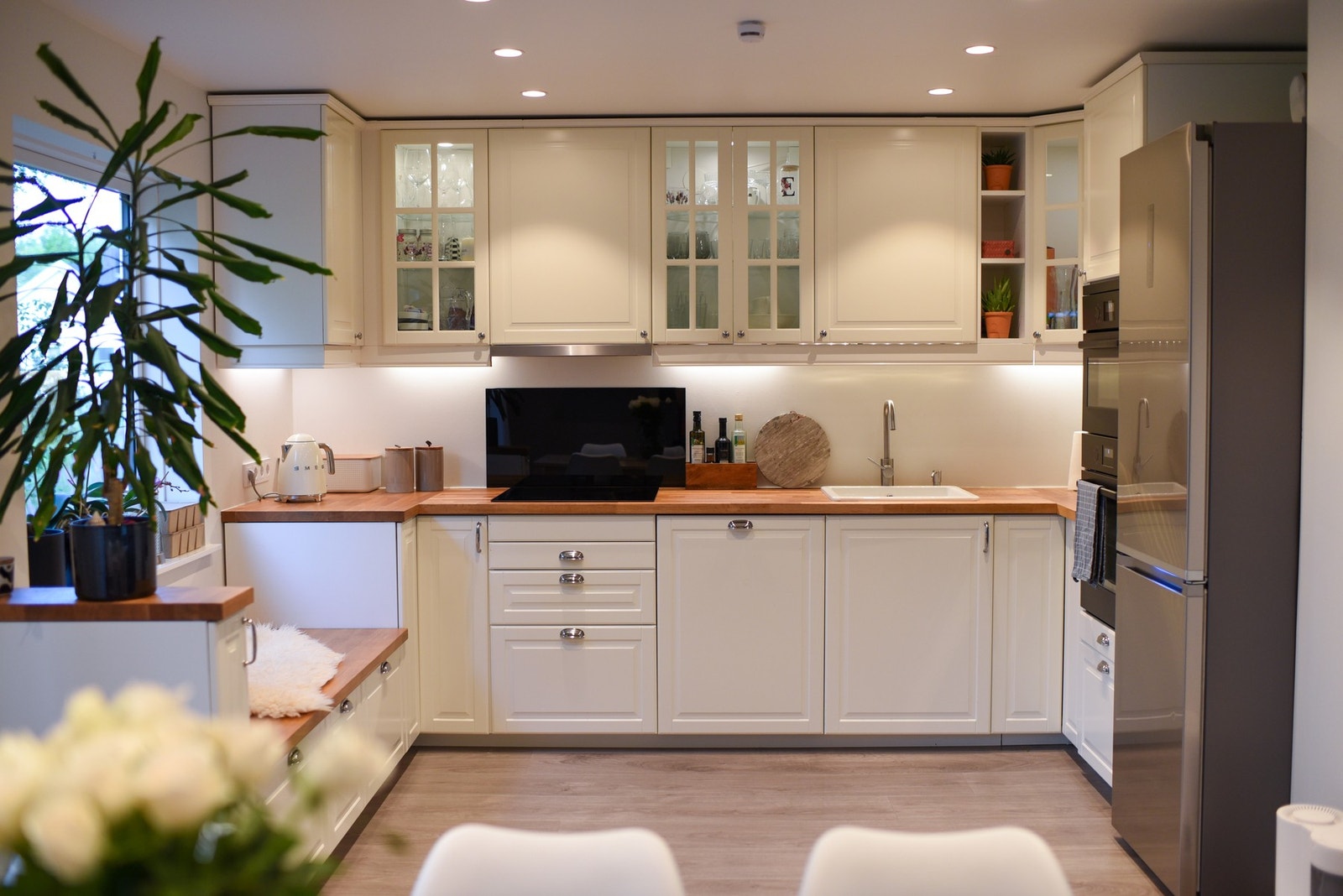 Hvitevarer som platetopp, stekeovn, micro og oppvaskmaskin Galleribilde