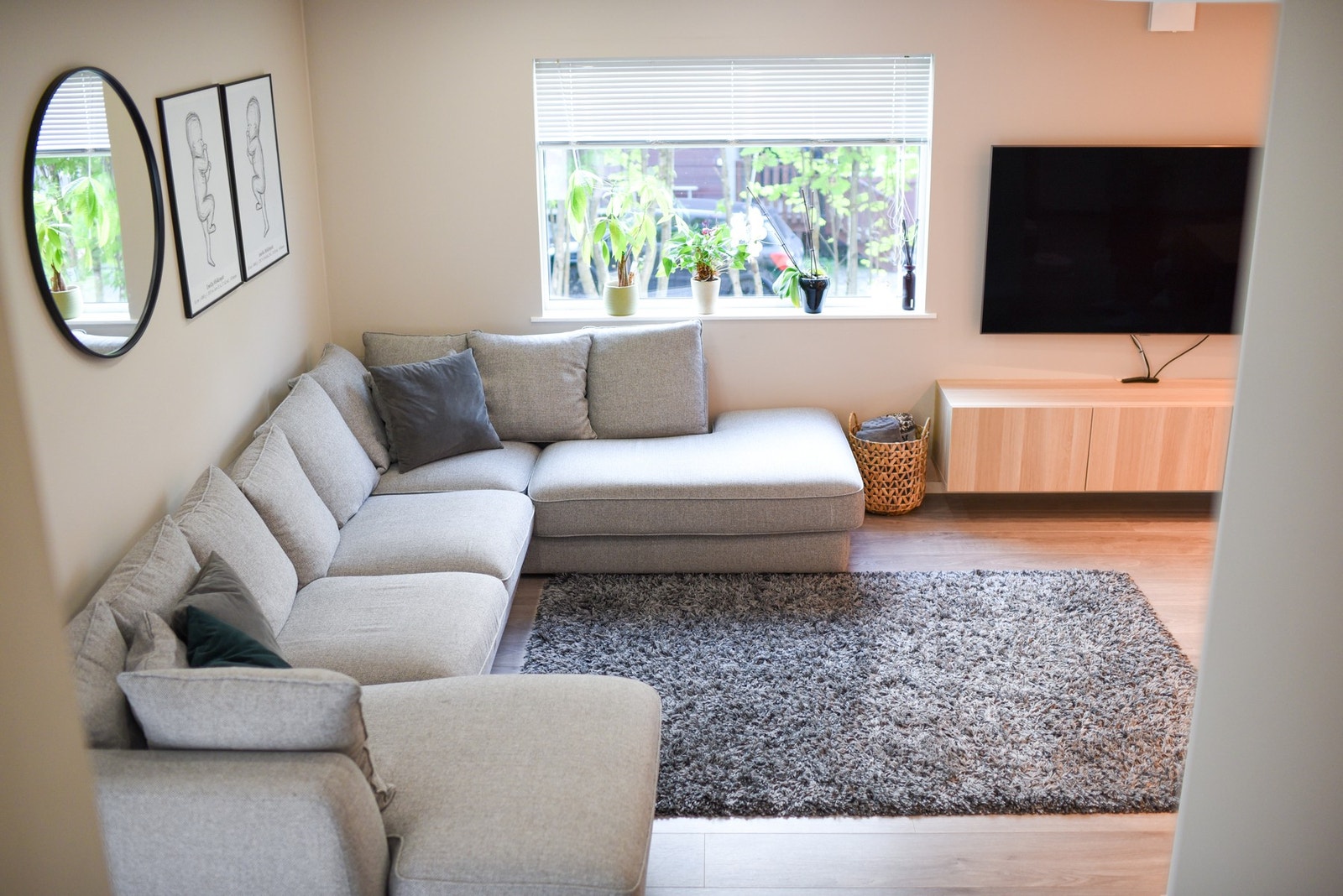 Stuen er holdt i en nøytral farge og har laminat på gulv Galleribilde