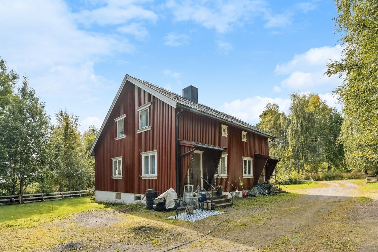 Boligen ligger usjenert til med ca. 10 minutters kjøretur til Flisa sentrum. Galleribilde