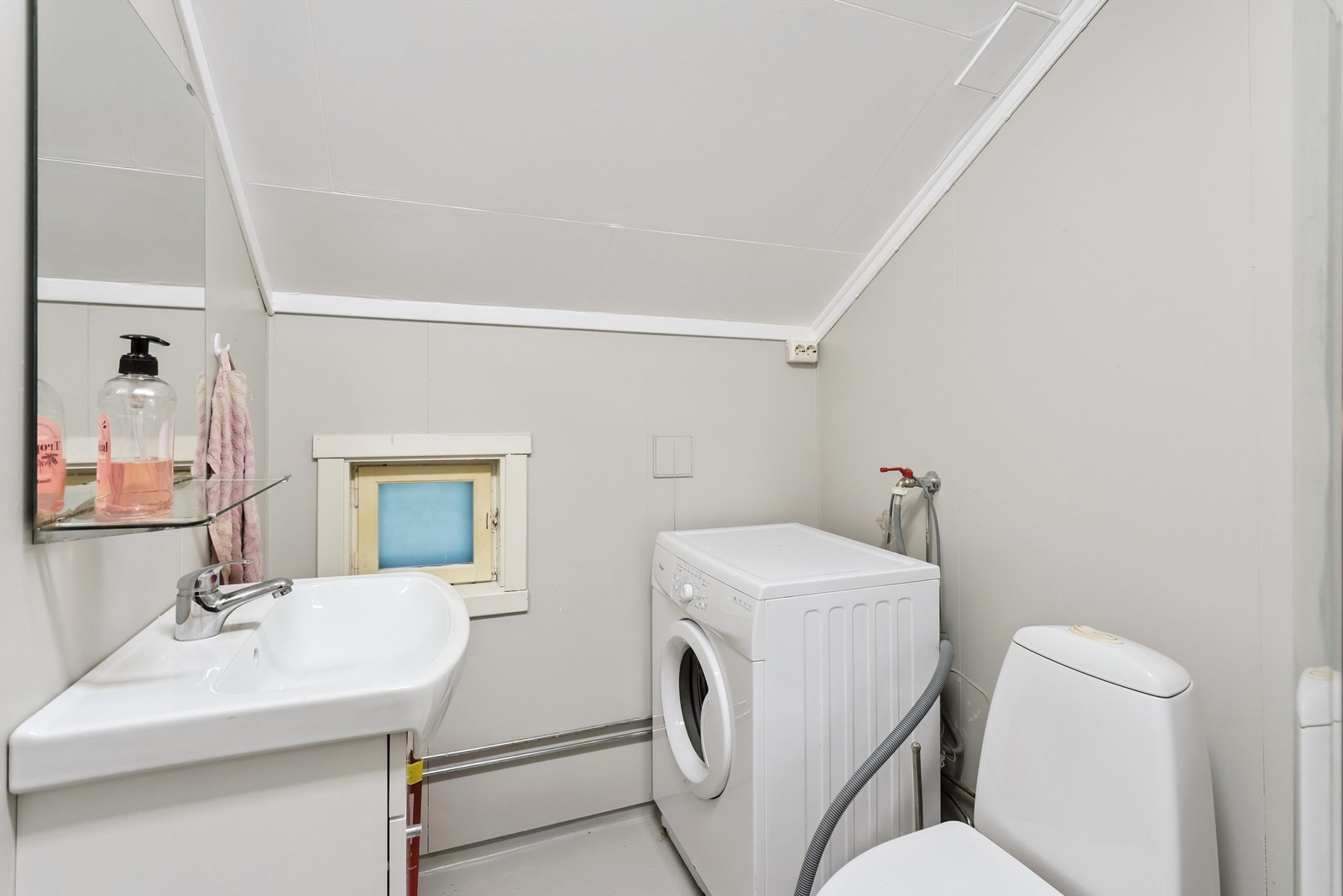 Badet er av eldre dato og tilfredsstiller ikke dagens krav til våtrom, noe som reflekteres i tilstandsgraden. Rommet er utstyrt med dusjkabinett, gulvmontert toalett, servant i innredning og har opplegg for vaskemaskin. Galleribilde