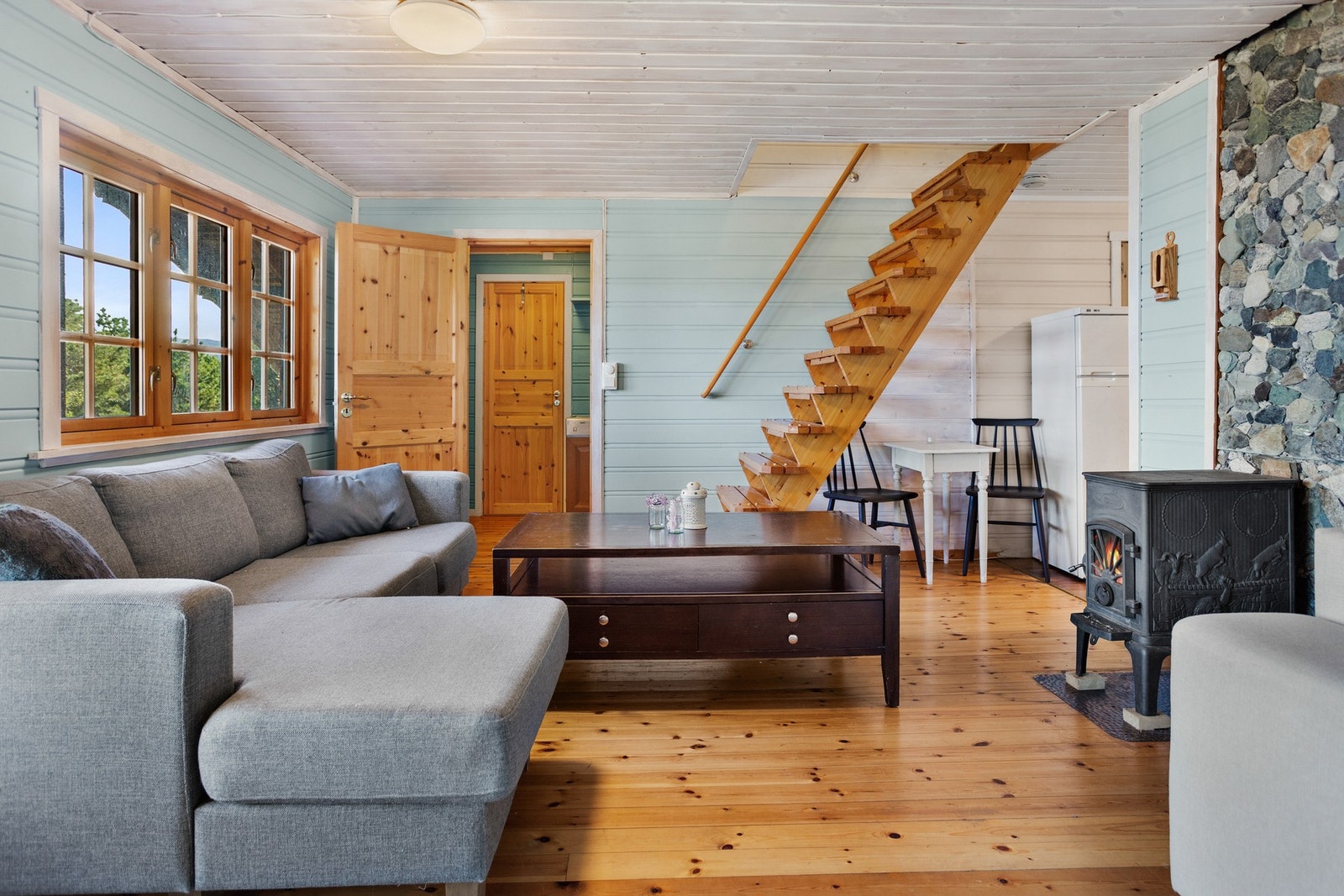 Romslig stue med plass til både avslapning og samvær. Galleribilde