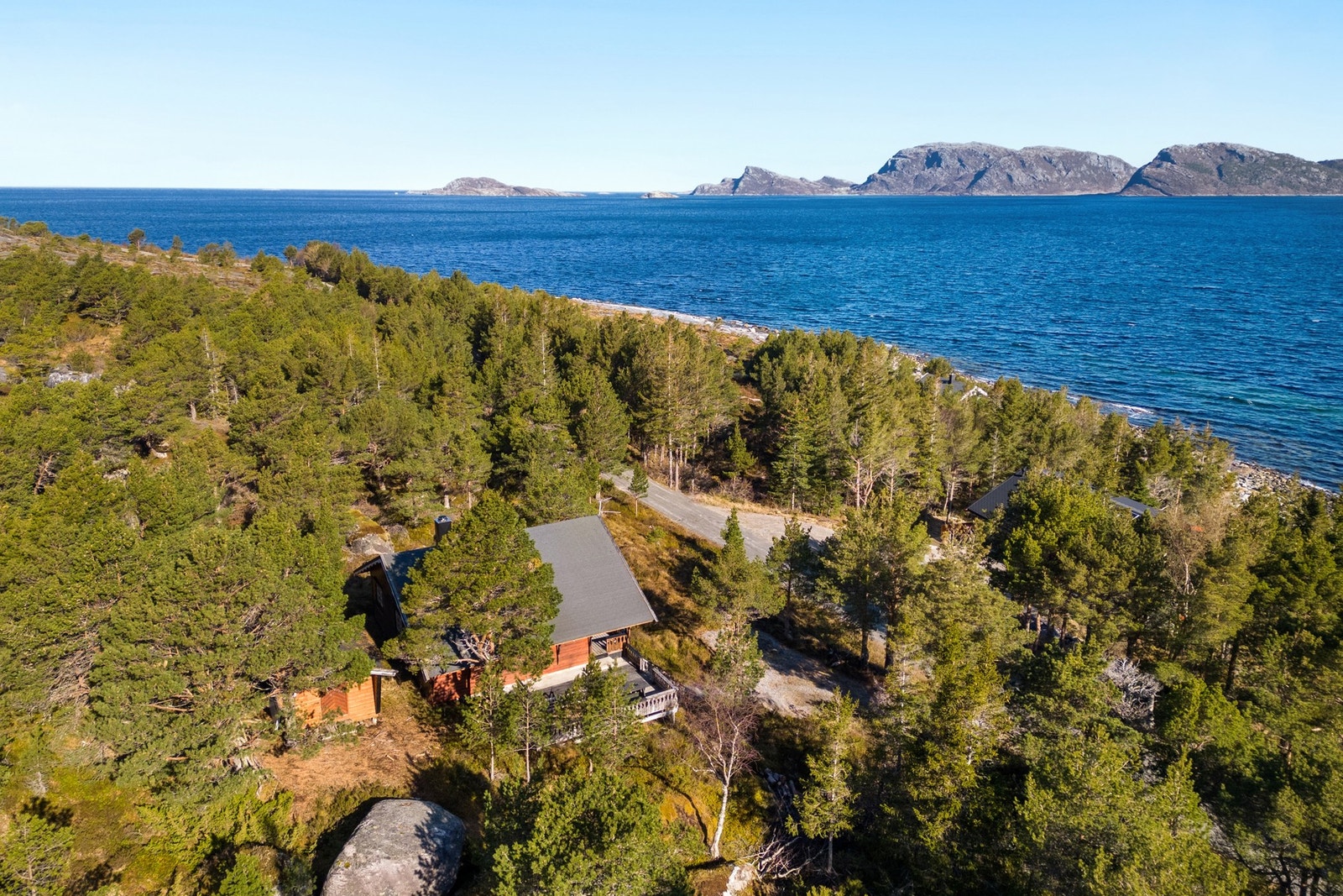 Naturskjønn beliggenhet med kun 50 meter til sjøen. Her har man naturen rett utenfor døren. Galleribilde