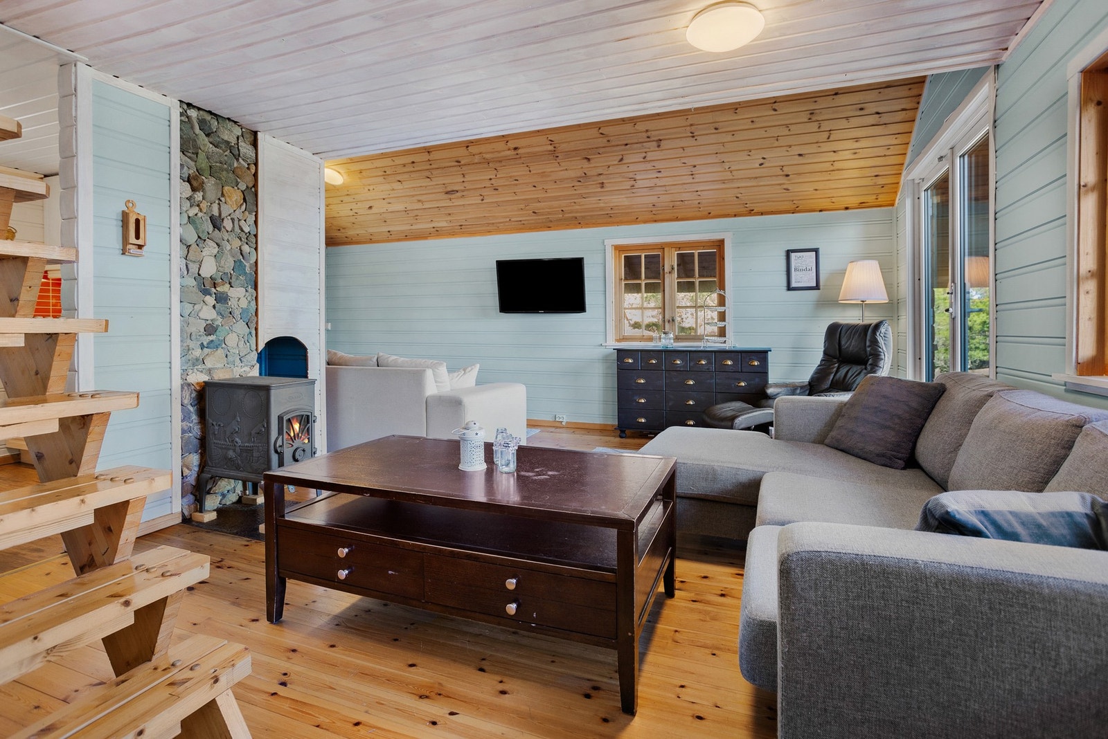 Hytta har både innlagt strøm og vedfyring. Galleribilde