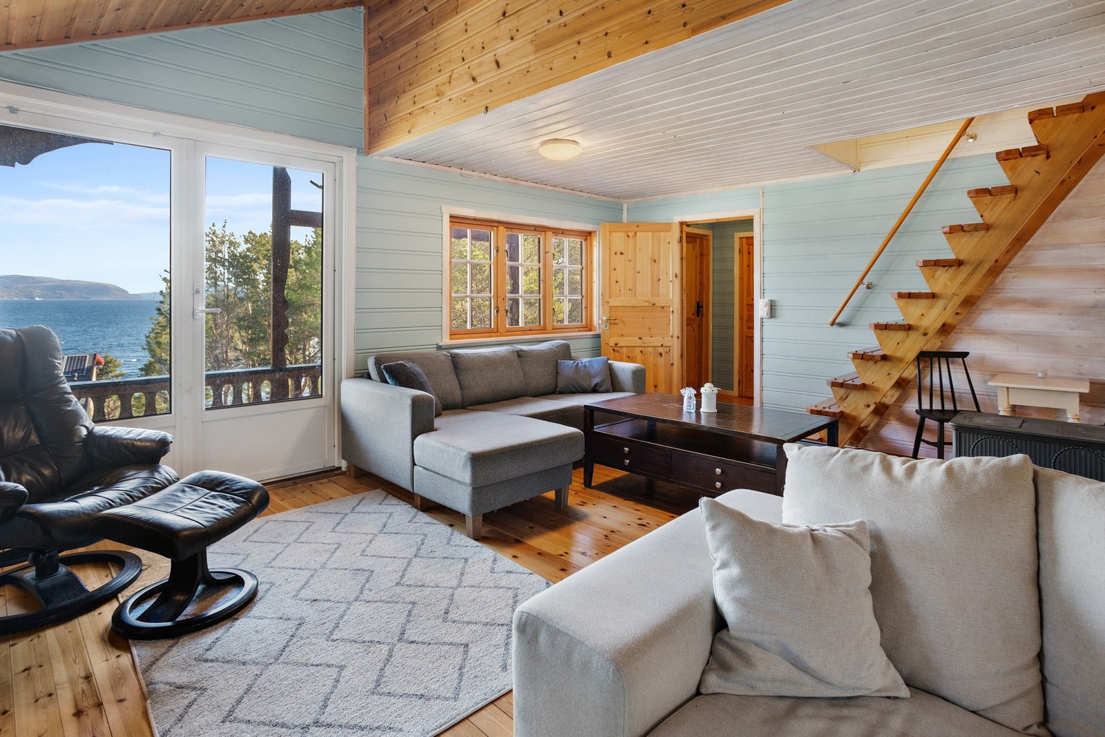 Stue med furugulv og malt panel - lun og hyggelig atmosfære Galleribilde