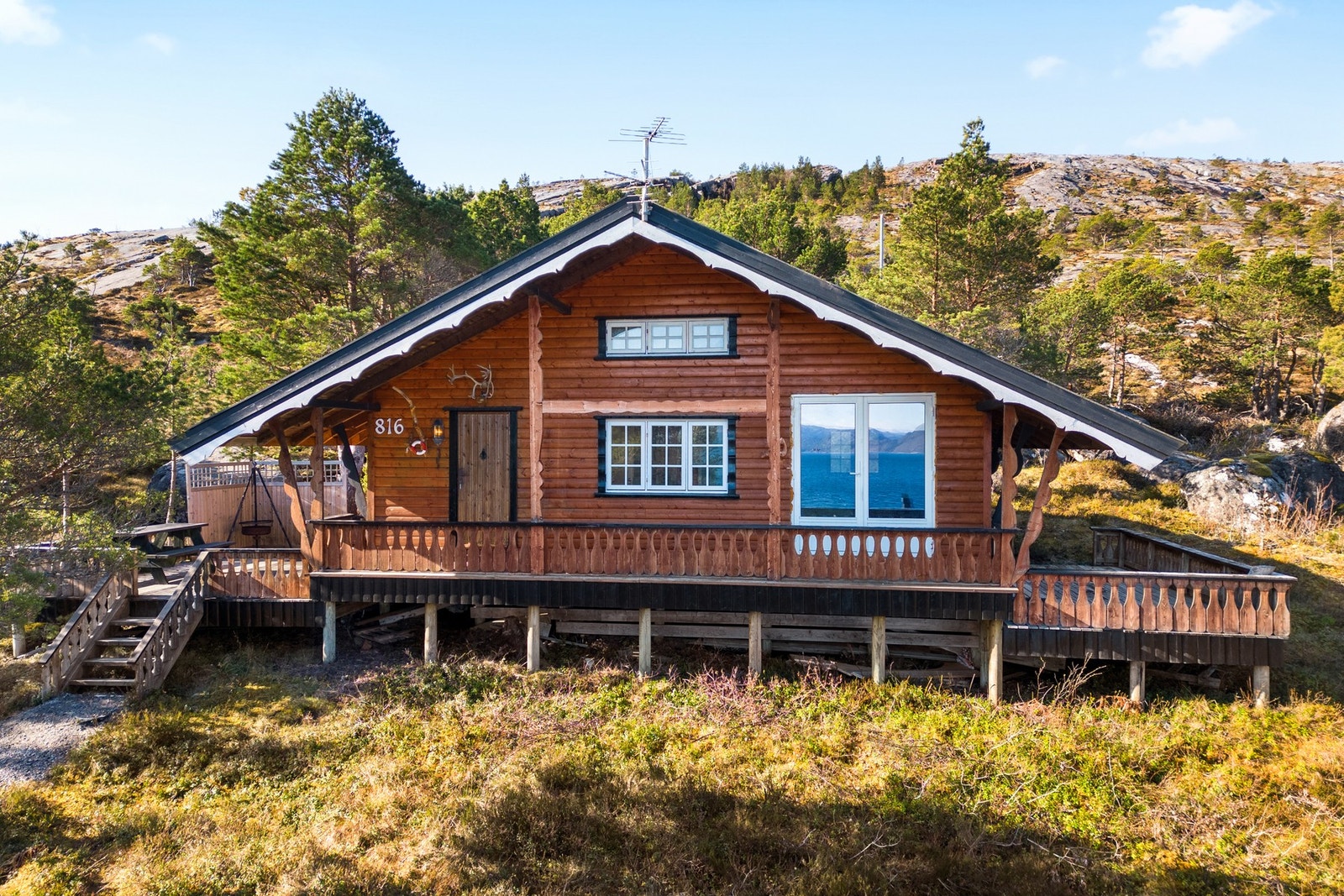 Parkering rett ved hytta. Praktisk og lettvint. Kommunesenteret Terråk med servicefunksjoner - ca. 44 km.Kommunesenteret Terråk med servicefunksjoner - ca. 44 km. Galleribilde
