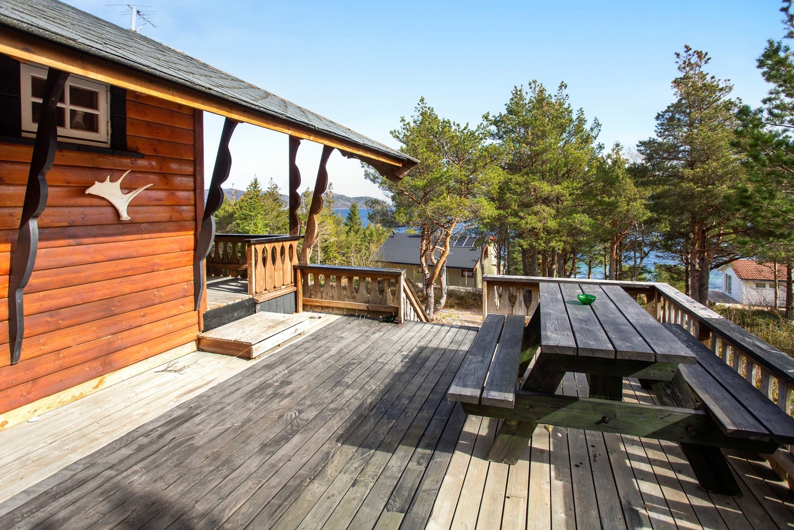 Her kan man nyte fine dager med grill, sjøliv og flotte turområder like utenfor hyttedøra. Galleribilde