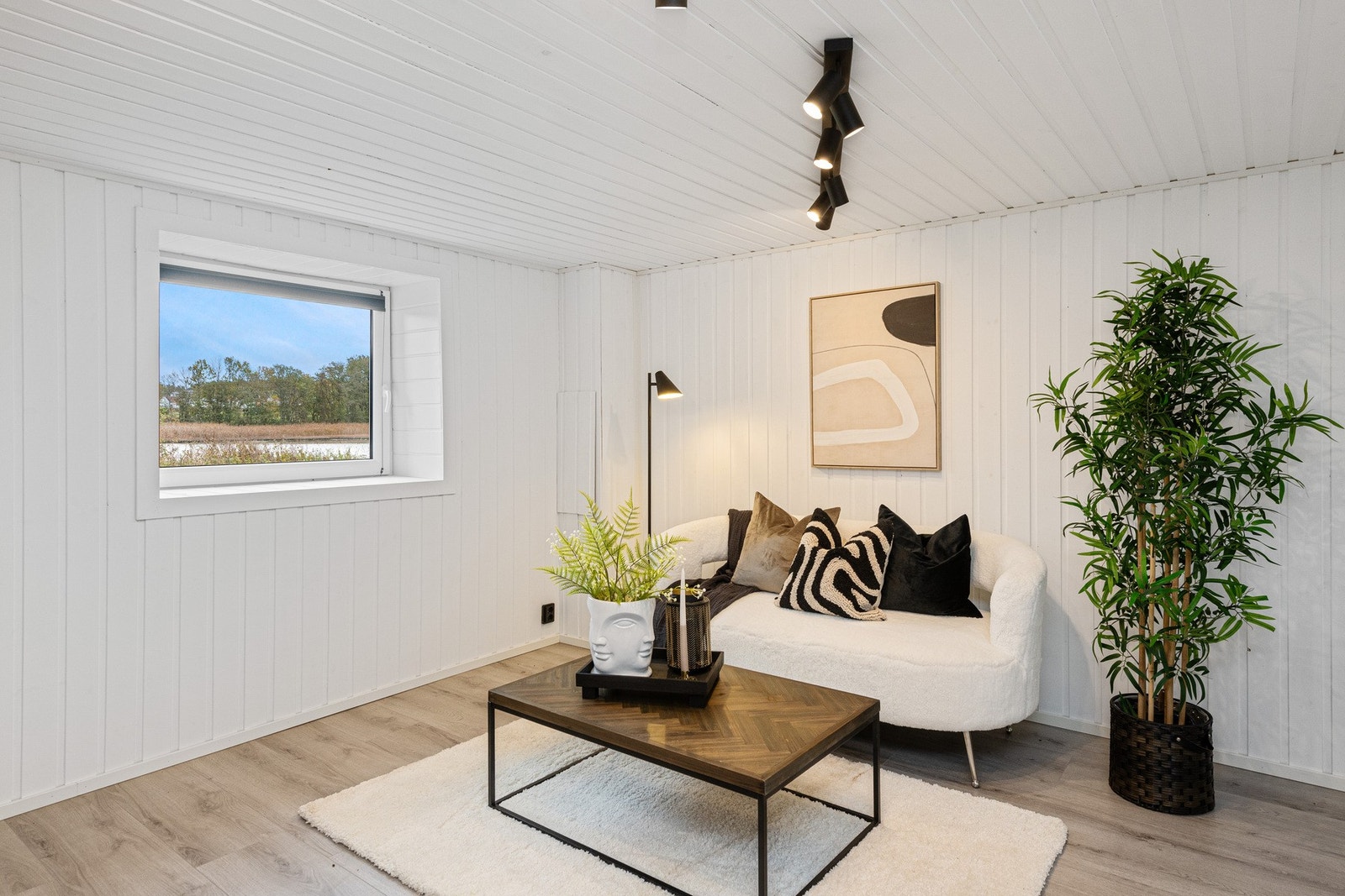 Stuen blir på bakgrunn av sin gode planløsning og utforming et sosialt samlingsted for venner og familie. Galleribilde