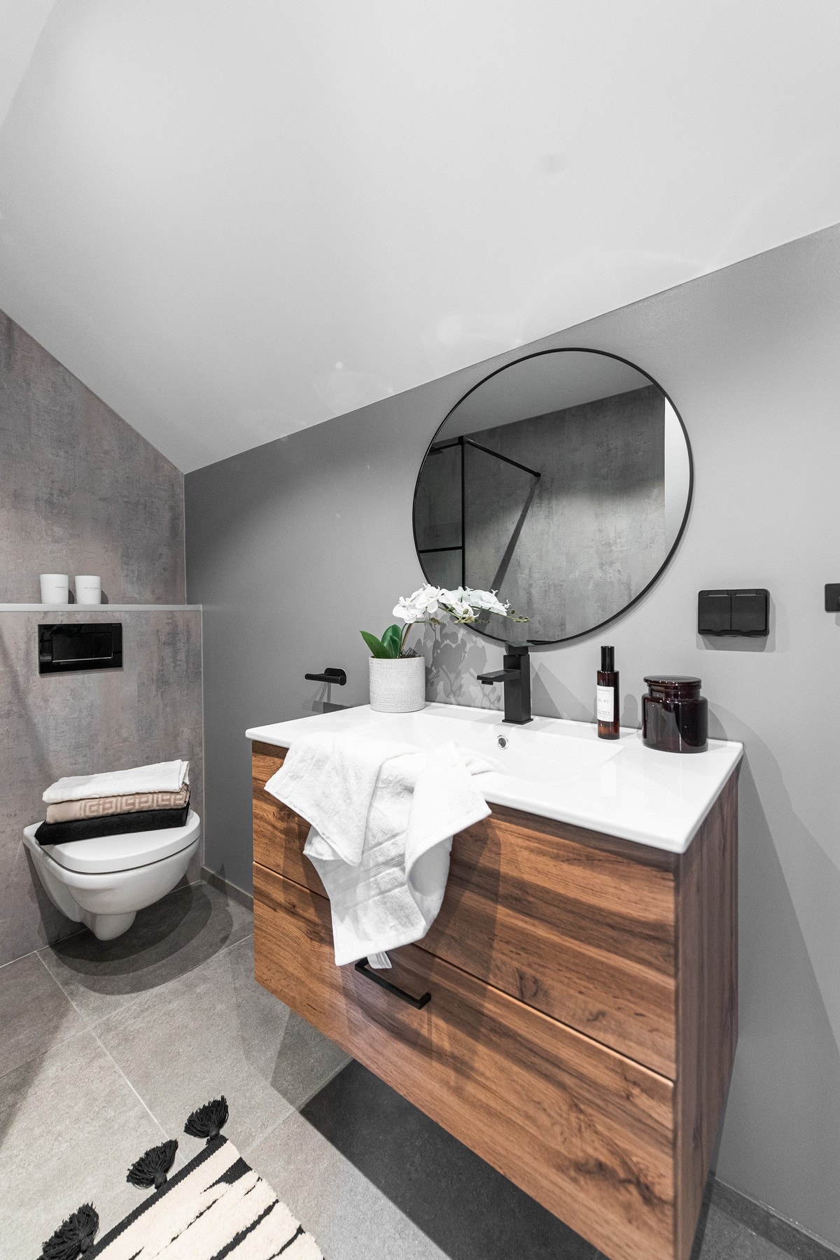 Baderommet er innredet med dusjhjørne med glassvegg, vegghengt toalett, vask med underskap og overlys. Galleribilde