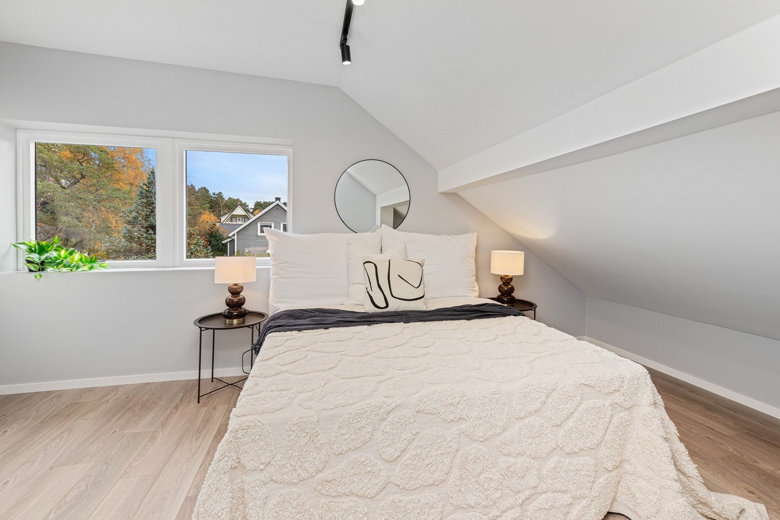 Det er 3 soverom i andre etasje som legger godt til rette for en større familie. Galleribilde