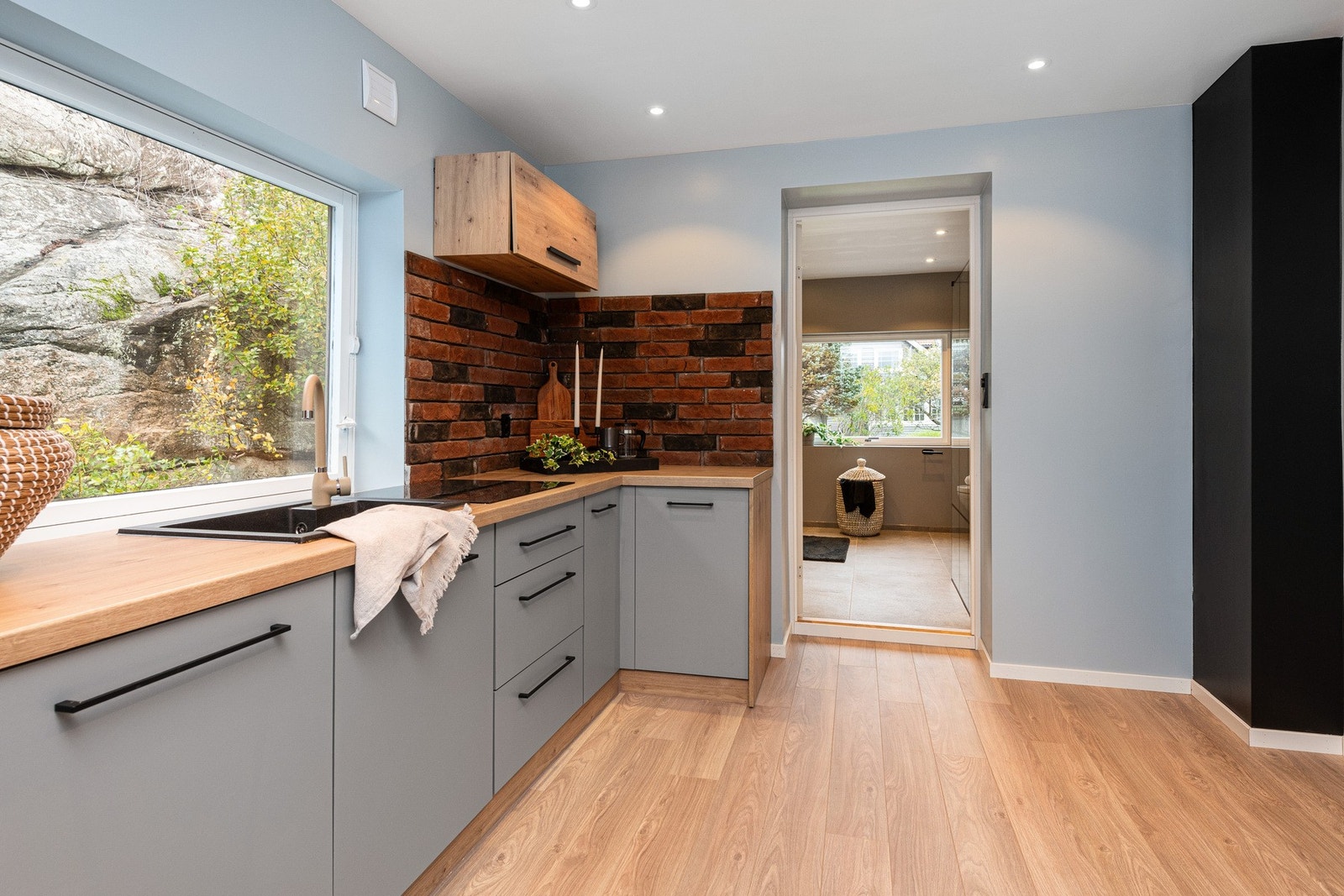 Rommet har god skap- og benkeplass for å tilberede måltider til hele familien og eventuelle gjester som kommer på besøk. Galleribilde